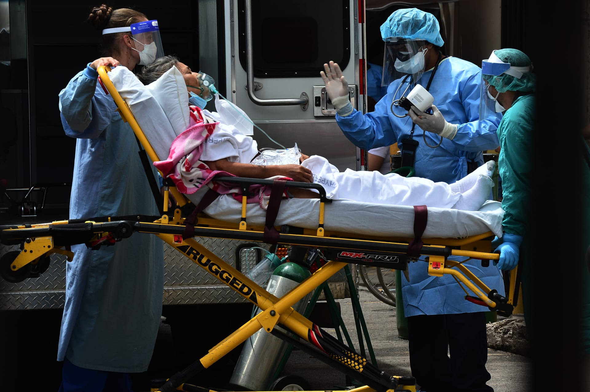 فريق طبي ينقل أحد المصابين بفيروس كورونا في الولايات المتحدة 