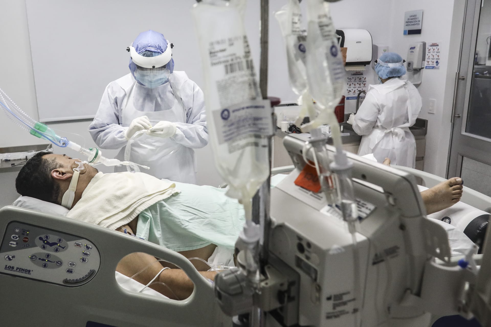 فريق طبي يتابع حالة أحد مرضى فيروس كورونا في كولومبيا