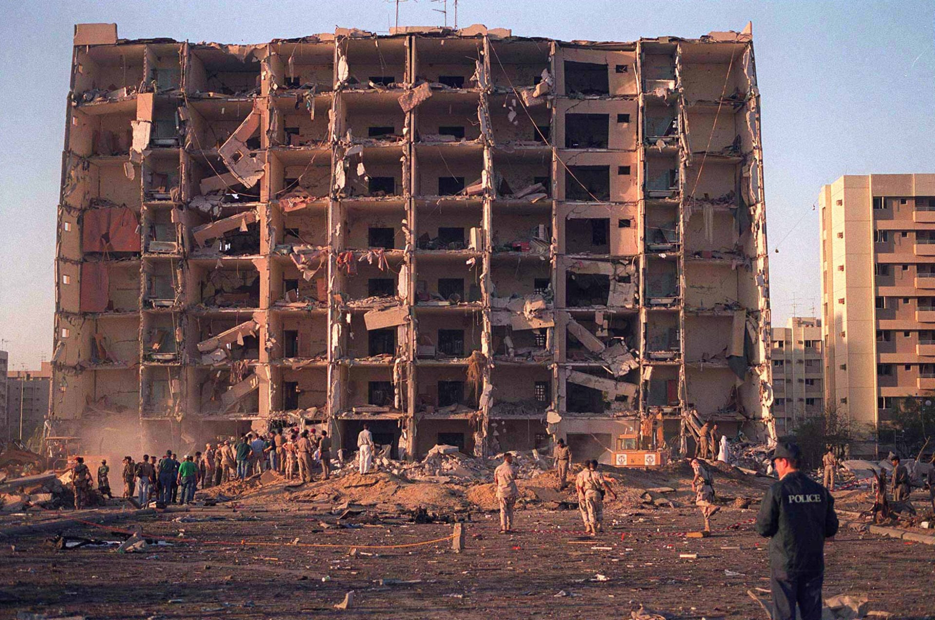 صورة ارشيفية لآثار الهجوم على أبراج الخبر في السعودية العام 1996