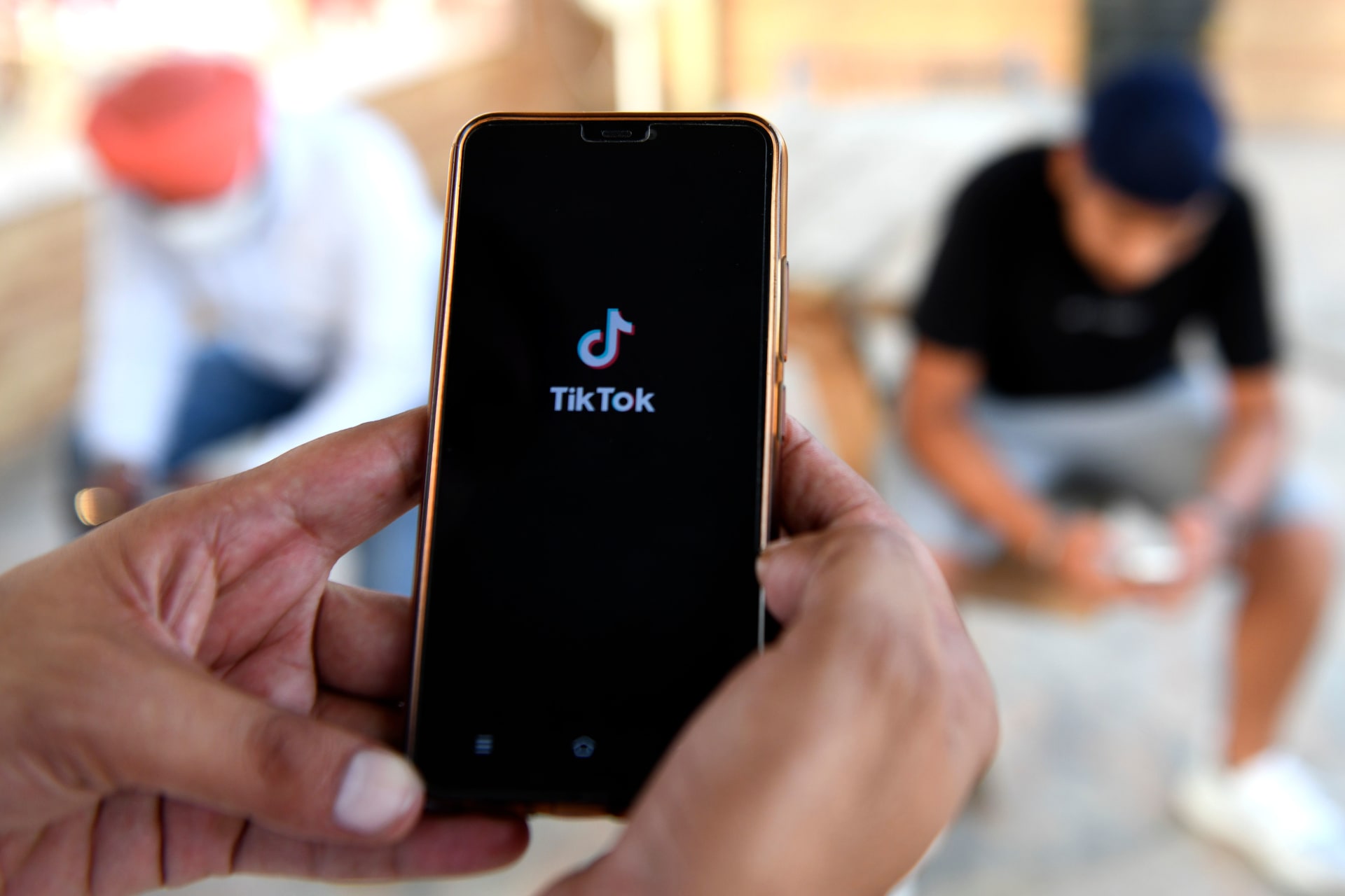 أمازون تطالب موظفيها بإزالة تطبيق Tik Tok من هواتفهم فورًا بسبب "خطورته الأمنية"
