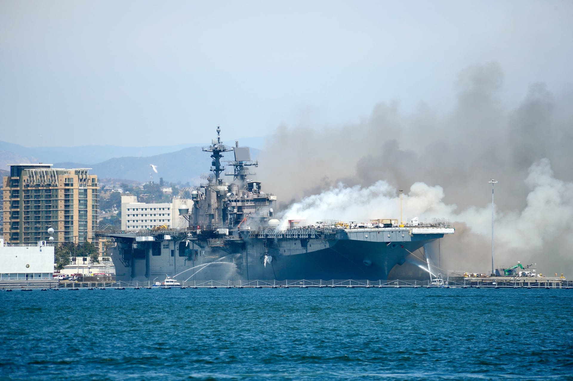 إصابة 21 شخصًا في انفجار تبعه حريق بسفينة حربية أمريكية في كاليفورنيا