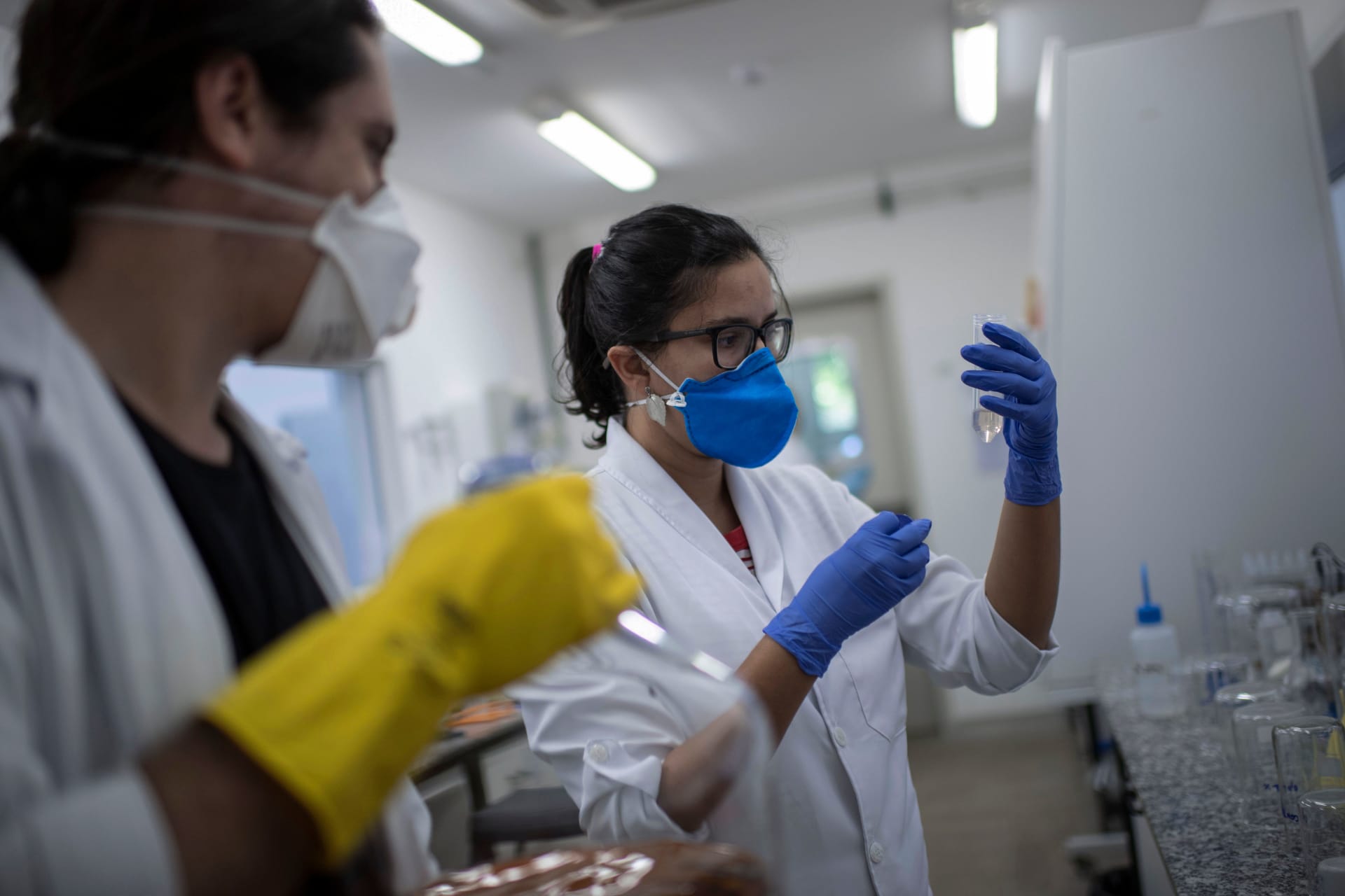 البرازيل تتحول إلى مختبر شركات الأدوية الباحثة عن لقاح كورونا وسط اجتياح الوباء للبلاد