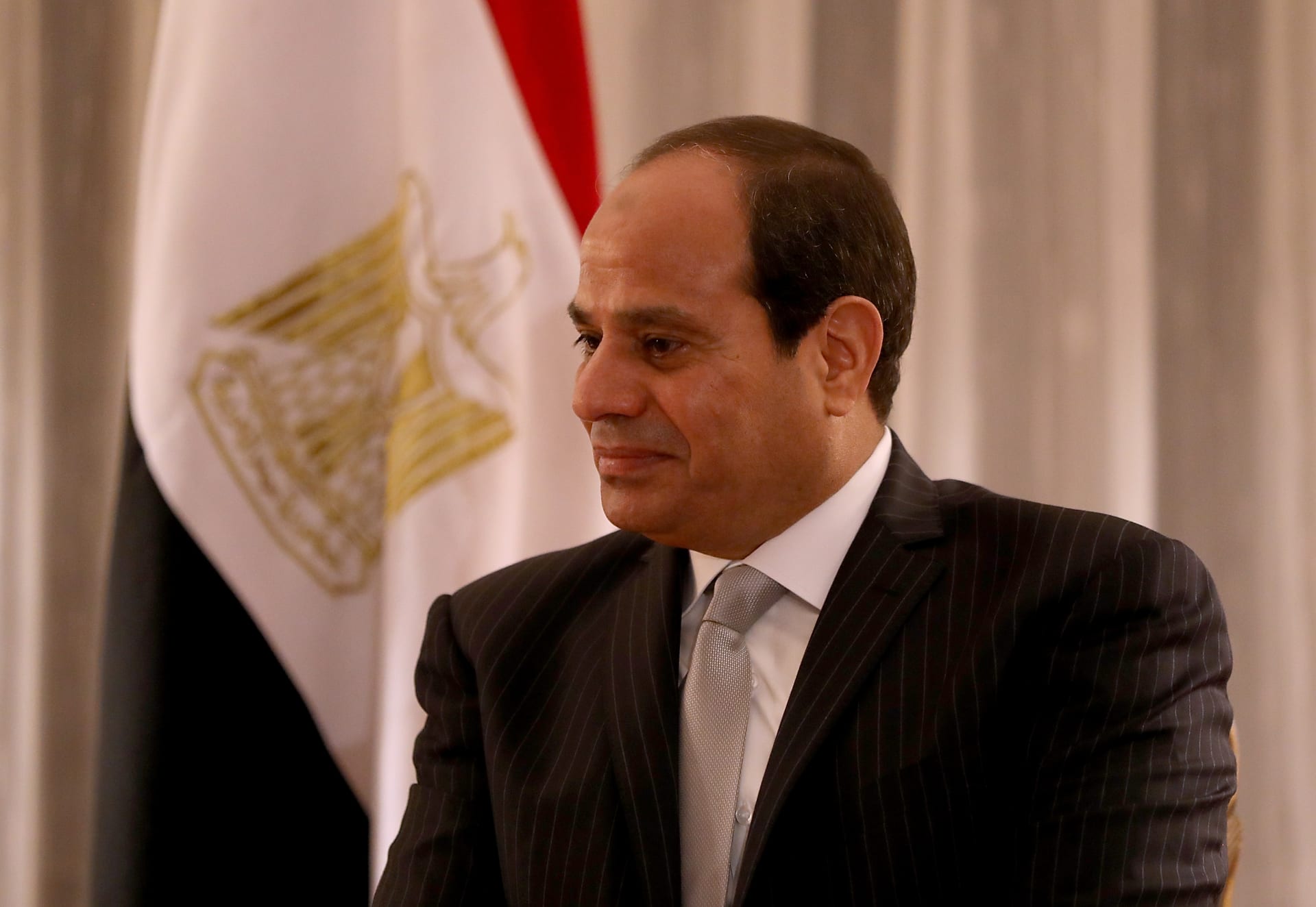 مجلس النواب المصري يعلن موقفه من التدخل العسكري في ليبيا.. وأحد أعضائه: "وقفنا تحية للقائد العام" 