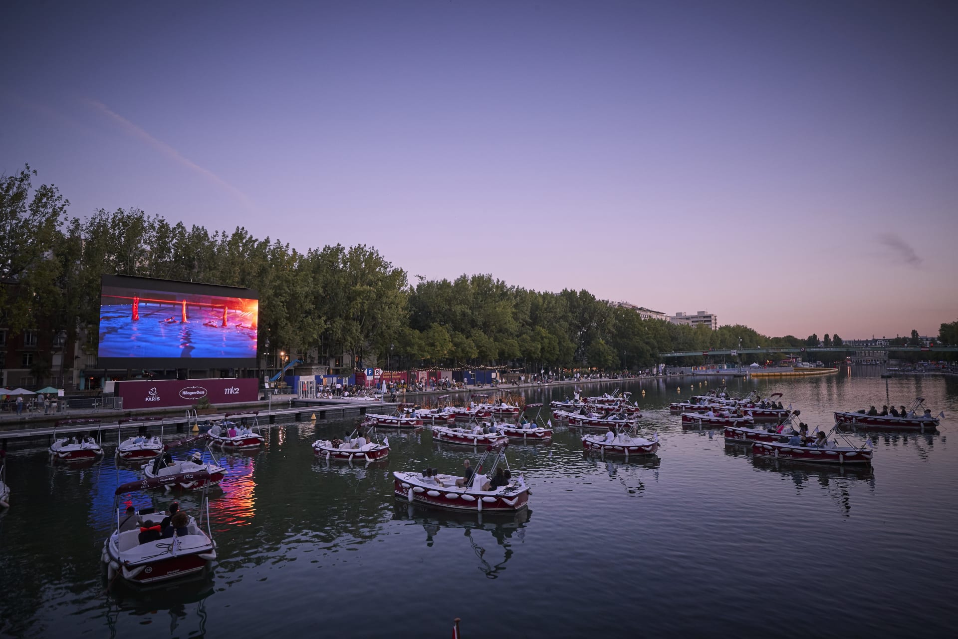 بقوارب متباعدة اجتماعياً.. نهر السين في باريس يتحول لسينما عائمة في ظل جائحة كورونا
