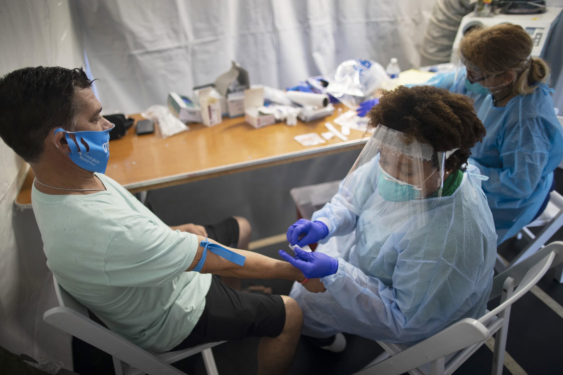 مواطن أمريكي يجري اختبارًا للكشف عن الإصابة بفيروس كورونا