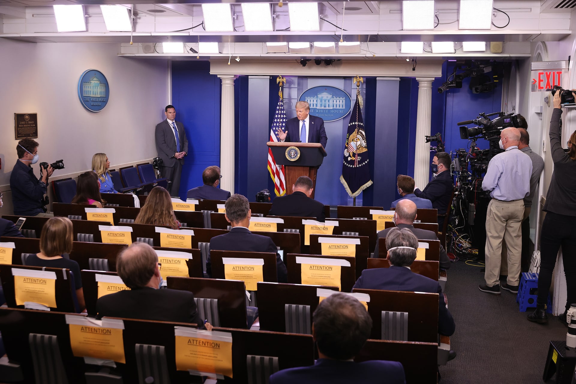 الرئيس الأمريكي دونالد ترامب في مؤتمر صحفي حول الاستجابة لفيروس كورونا المستجد