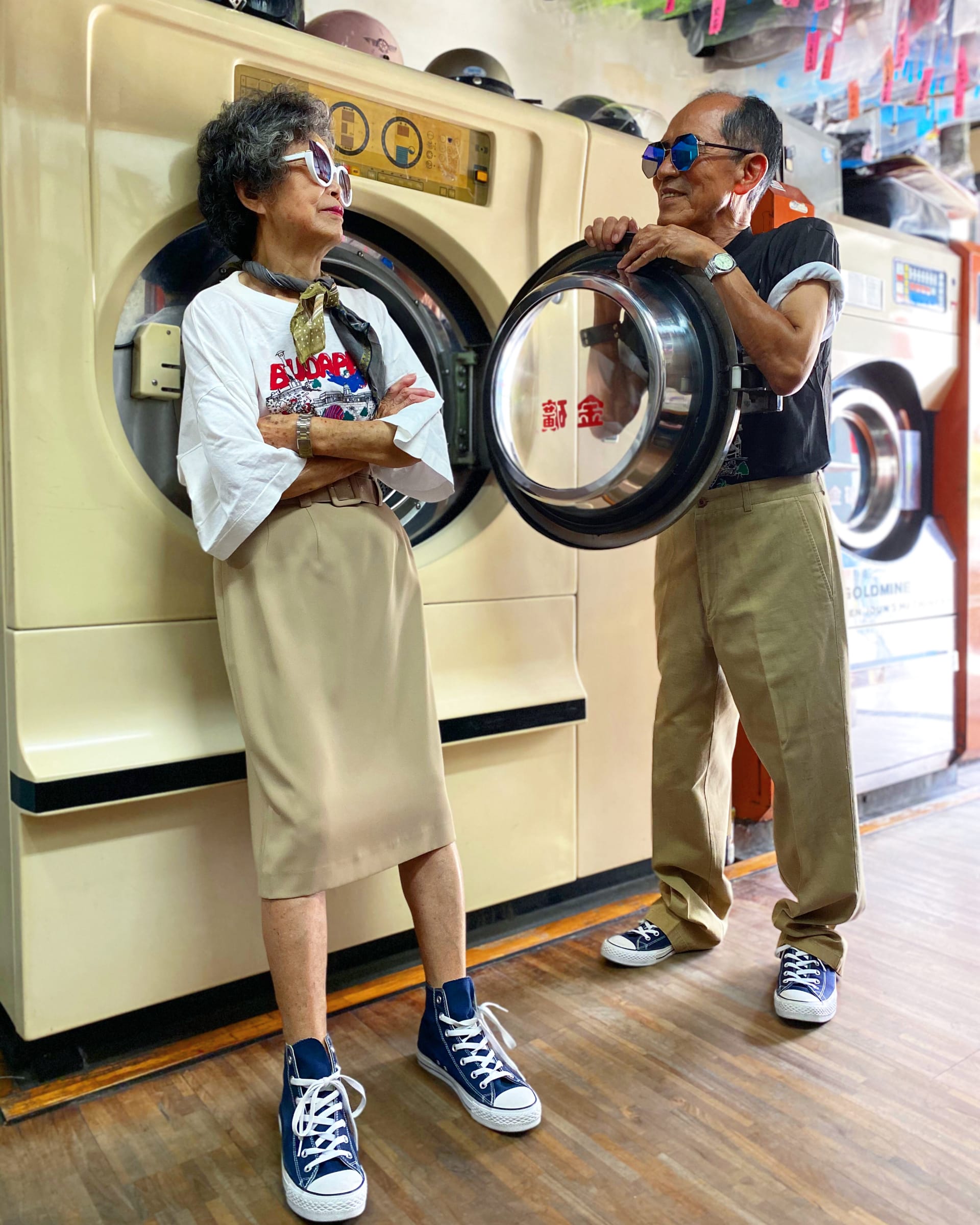 في تايوان.. ثنائي عجوز يديران مغسلة يسحران مواقع التواصل بعد التأنق بملابس زبائنهم المنسية