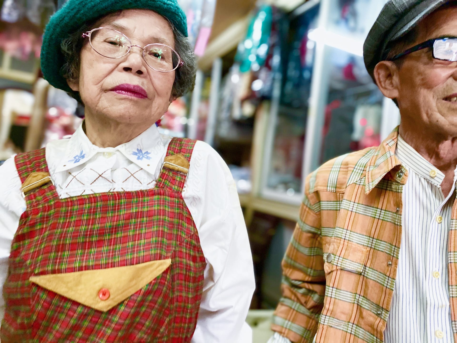 في تايوان.. ثنائي عجوز يديران مغسلة يسحران مواقع التواصل بعد التأنق بملابس زبائنهم المنسية