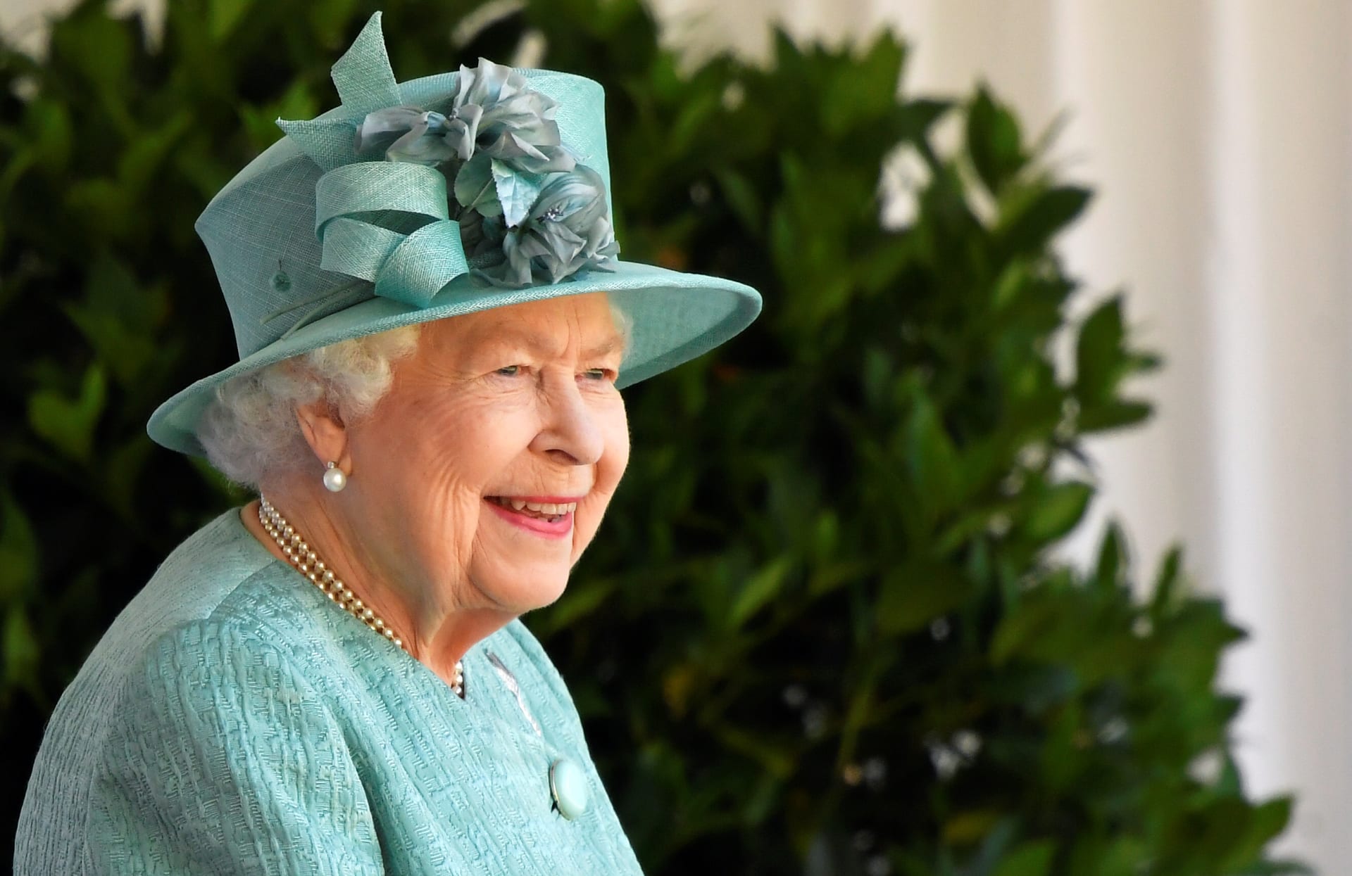 الملكة إليزابيث تشهد افتراضياً مراسم إزاحة الستار عن لوحة جديدة لها