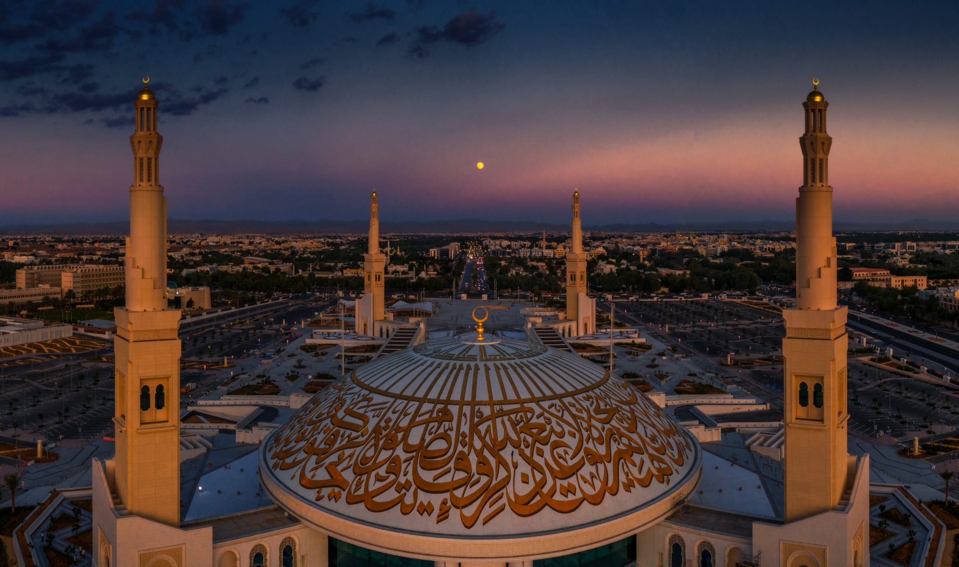 مصور يبرز جمال أكبر قبة مسجد بلا أعمدة في الإمارات من الجو
