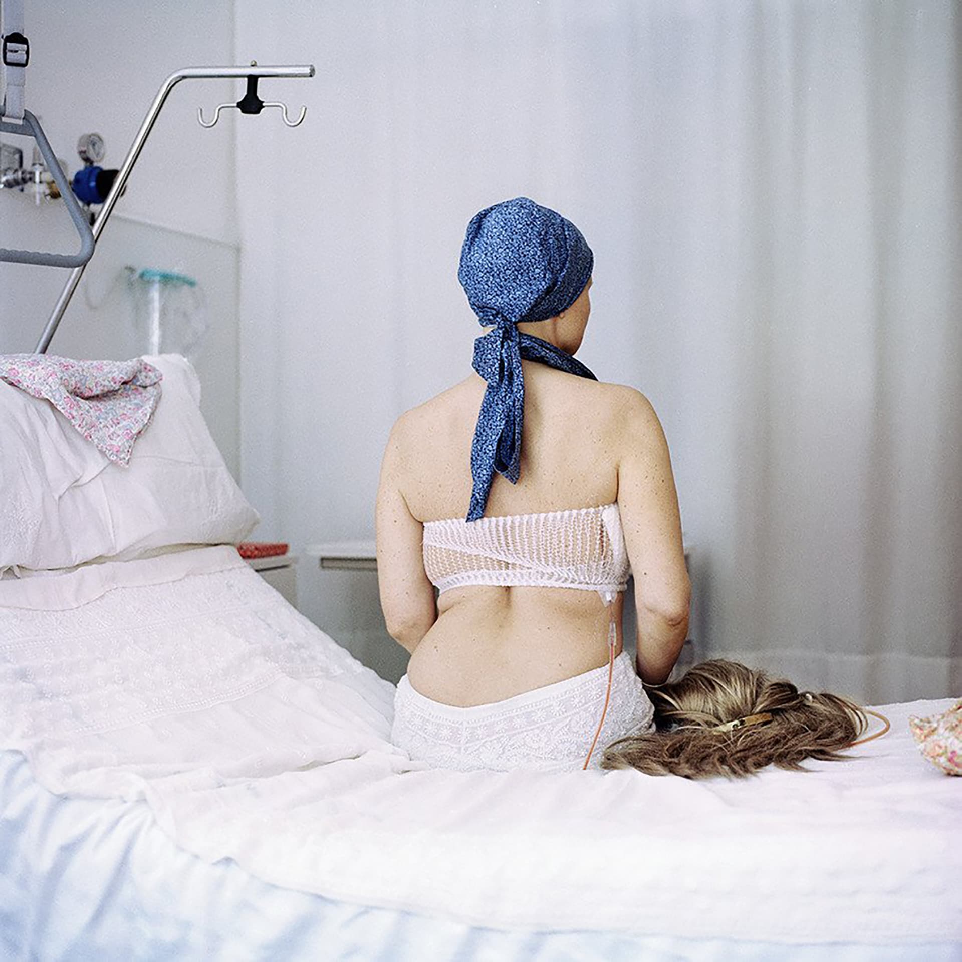 صور مؤثرة تكشف كيف يمس المرض والرعاية الصحية العديد من جوانب الحياة