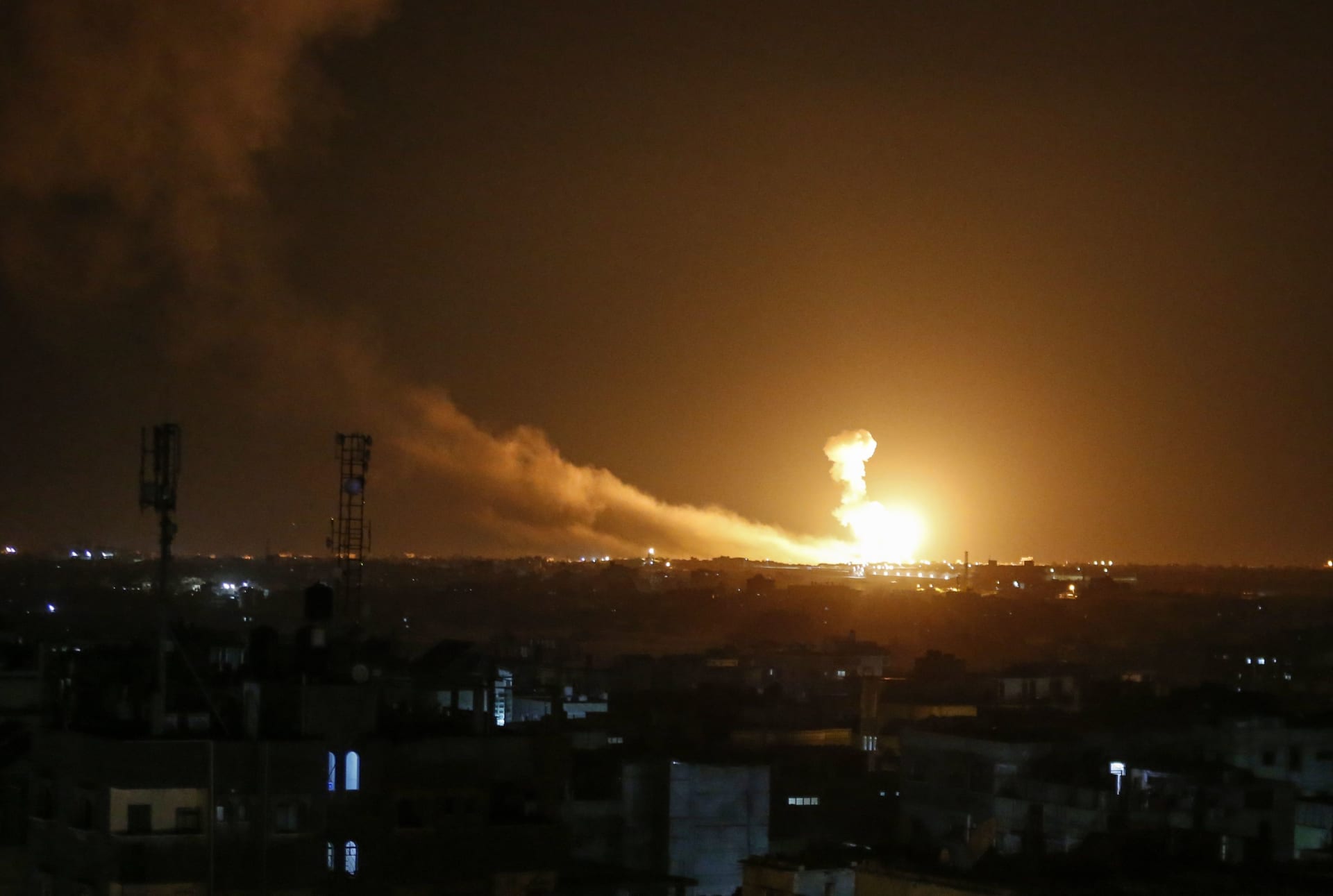 "ردًا على البالونات الحارقة".. الجيش الإسرائيلي يقصف أهداف لحماس في غزة