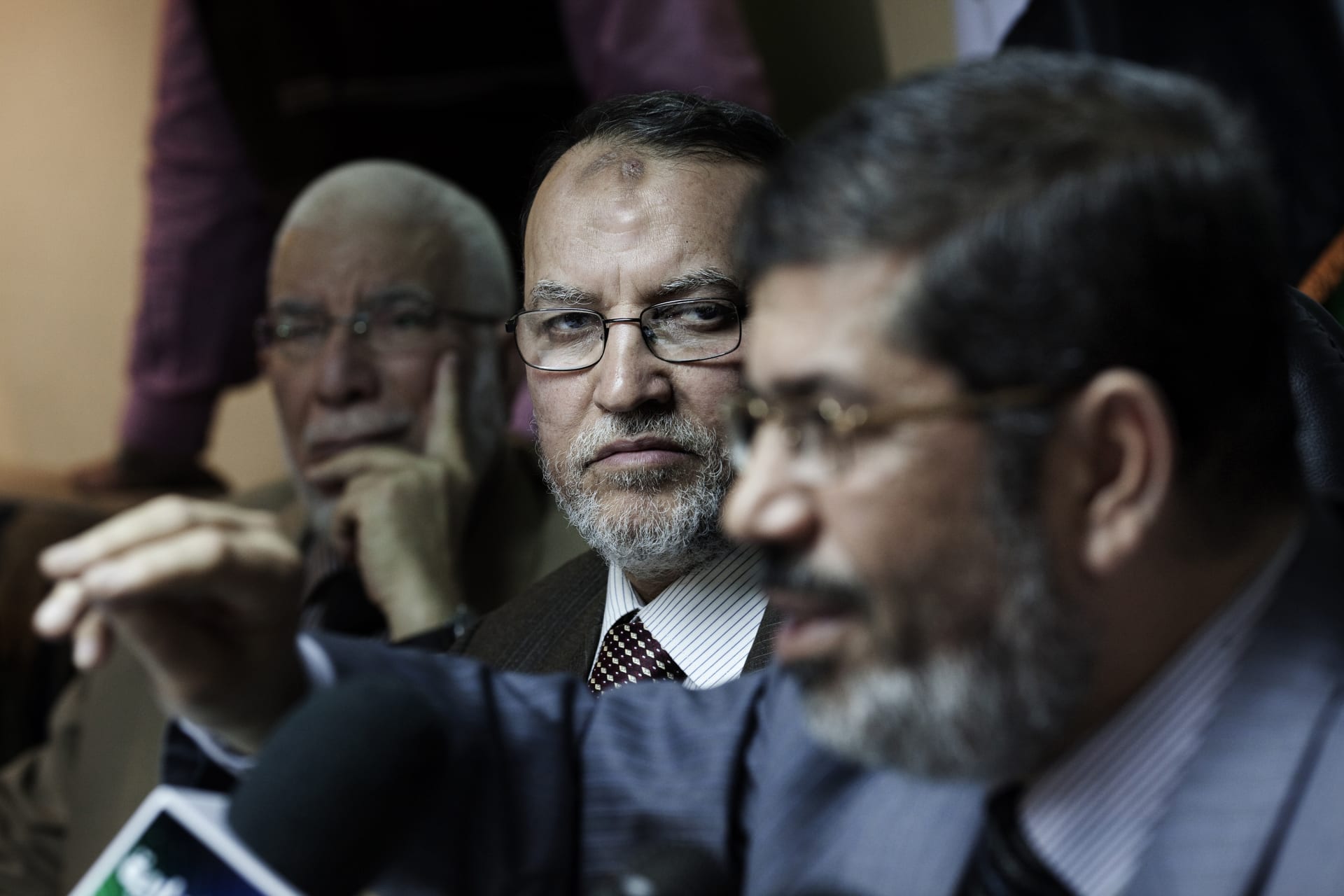 صورة أرشيفية لعصام العريان (وسط) بجانب الرئيس المصري الاسبق محمد مرسي (يمين الصورة)