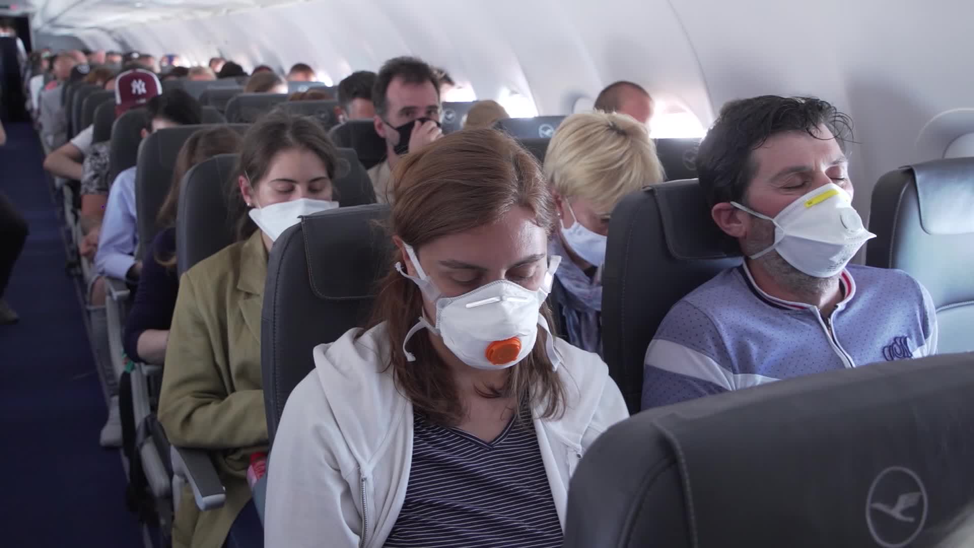 هل يجعل فيروس كورونا المسافرين بالطائرات أكثر عناداً؟