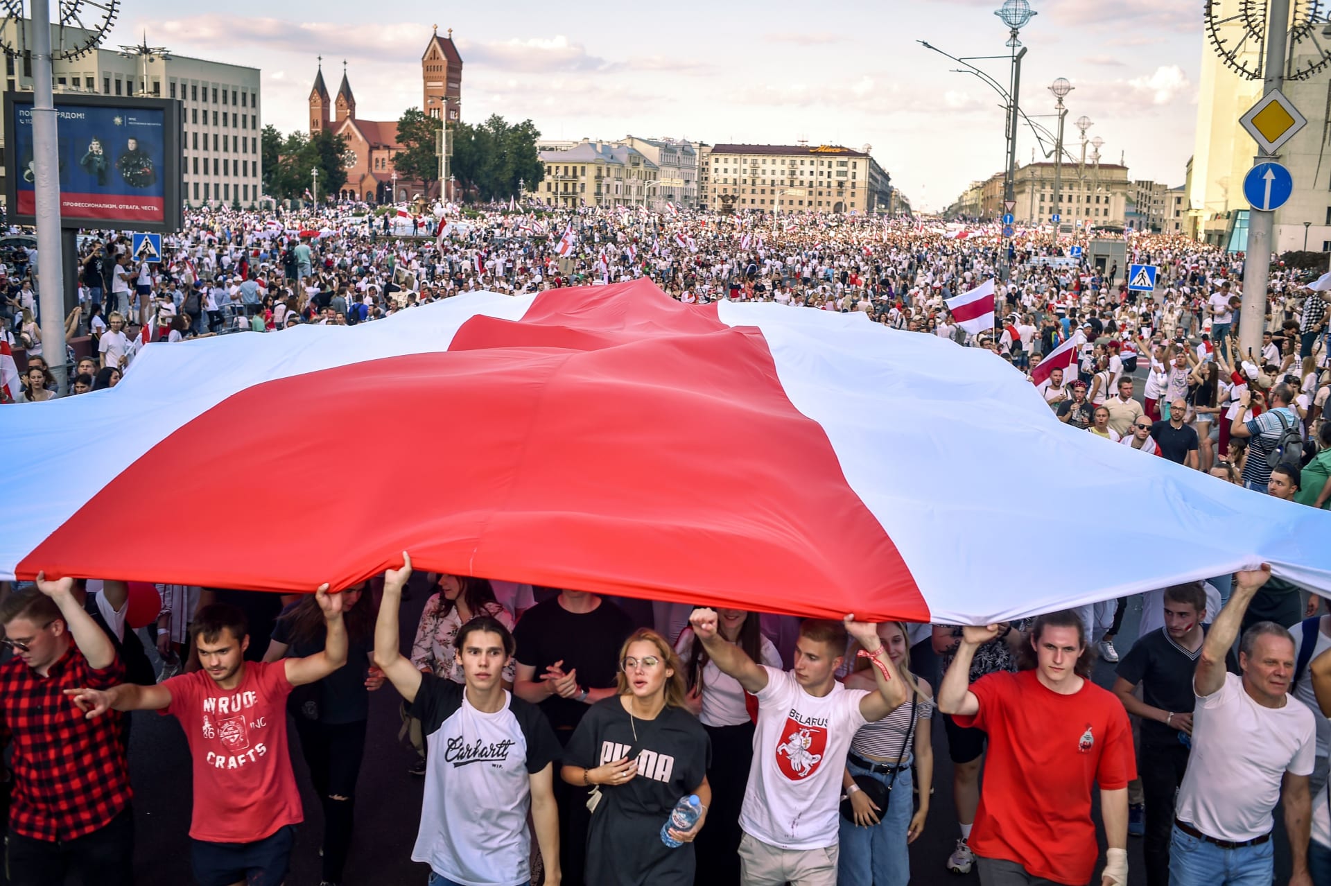 عشرات الآلاف في بيلاروسيا تزامنا مع احتجاجات ضد الرئيس في 9 مدن كبرى