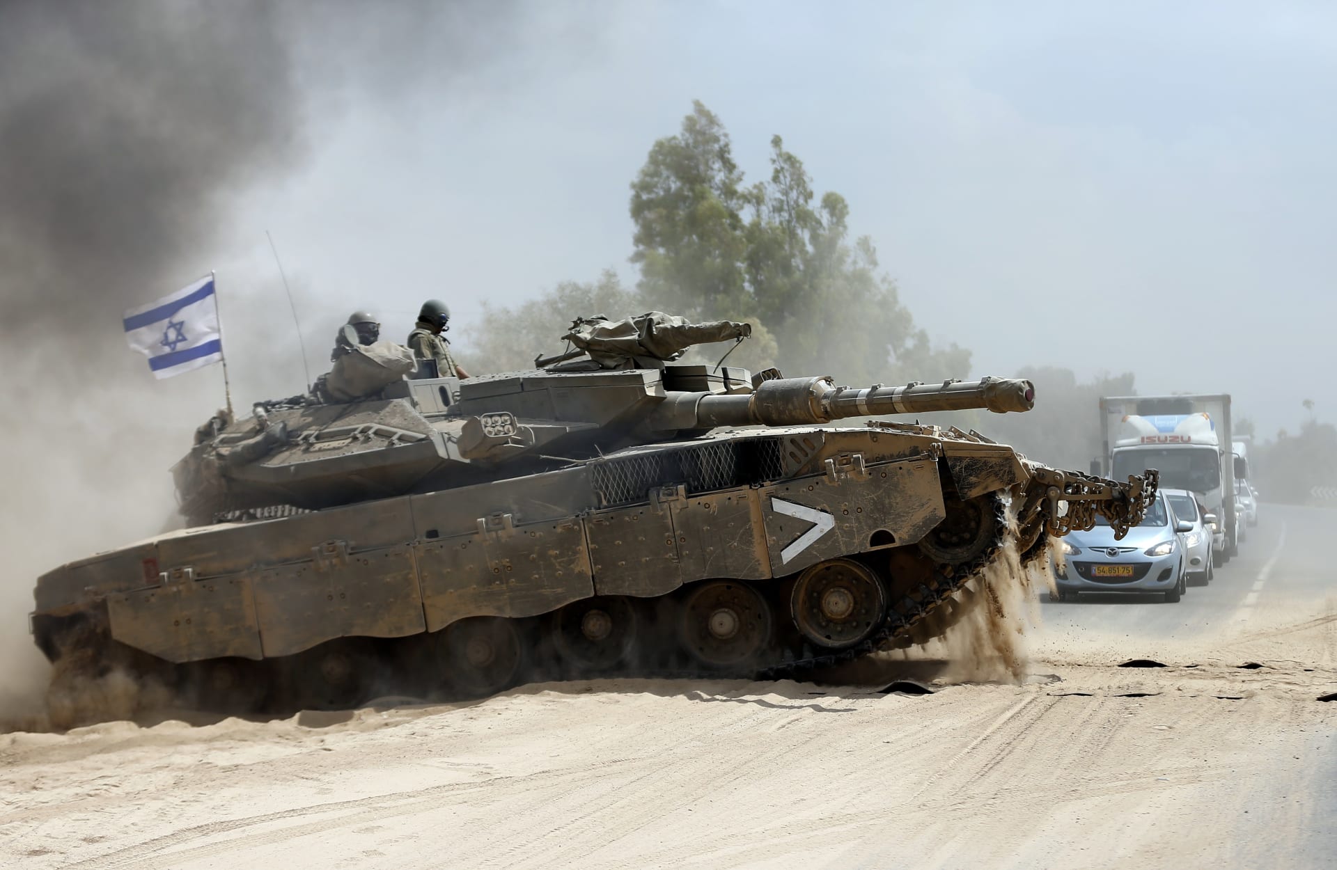 الجيش الإسرائيلي يعلن استهداف دباباته نقاط مراقبة لحماس في غزة