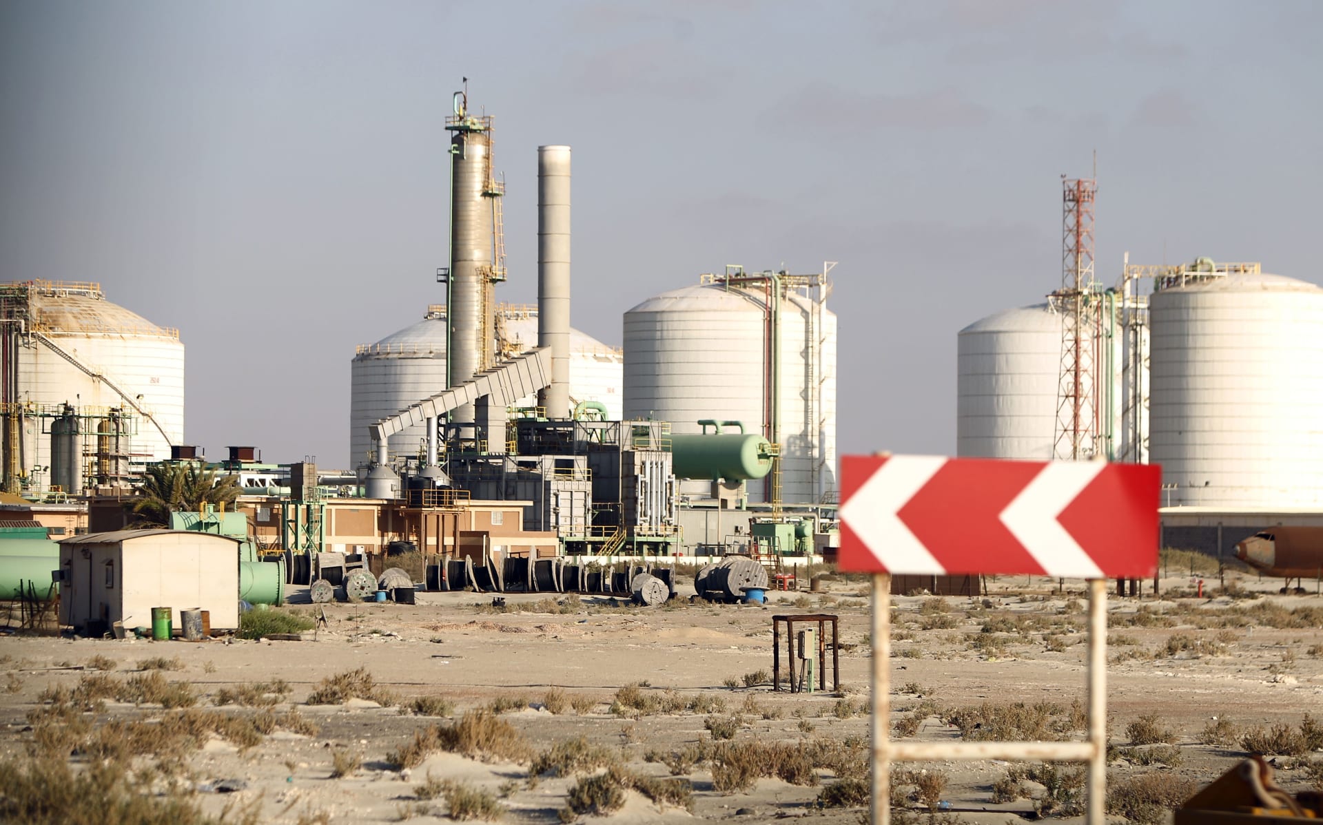 ليبيا.. قوات حفتر تعيد فتح الموانىء والمنشآت النفطية