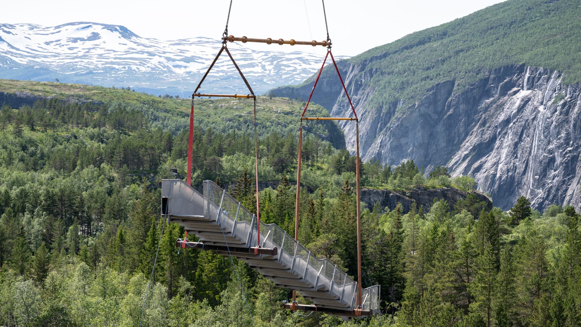 أعجوبة معمارية.. جسر مميز جديد"يطفو" فوق شلال نرويجي