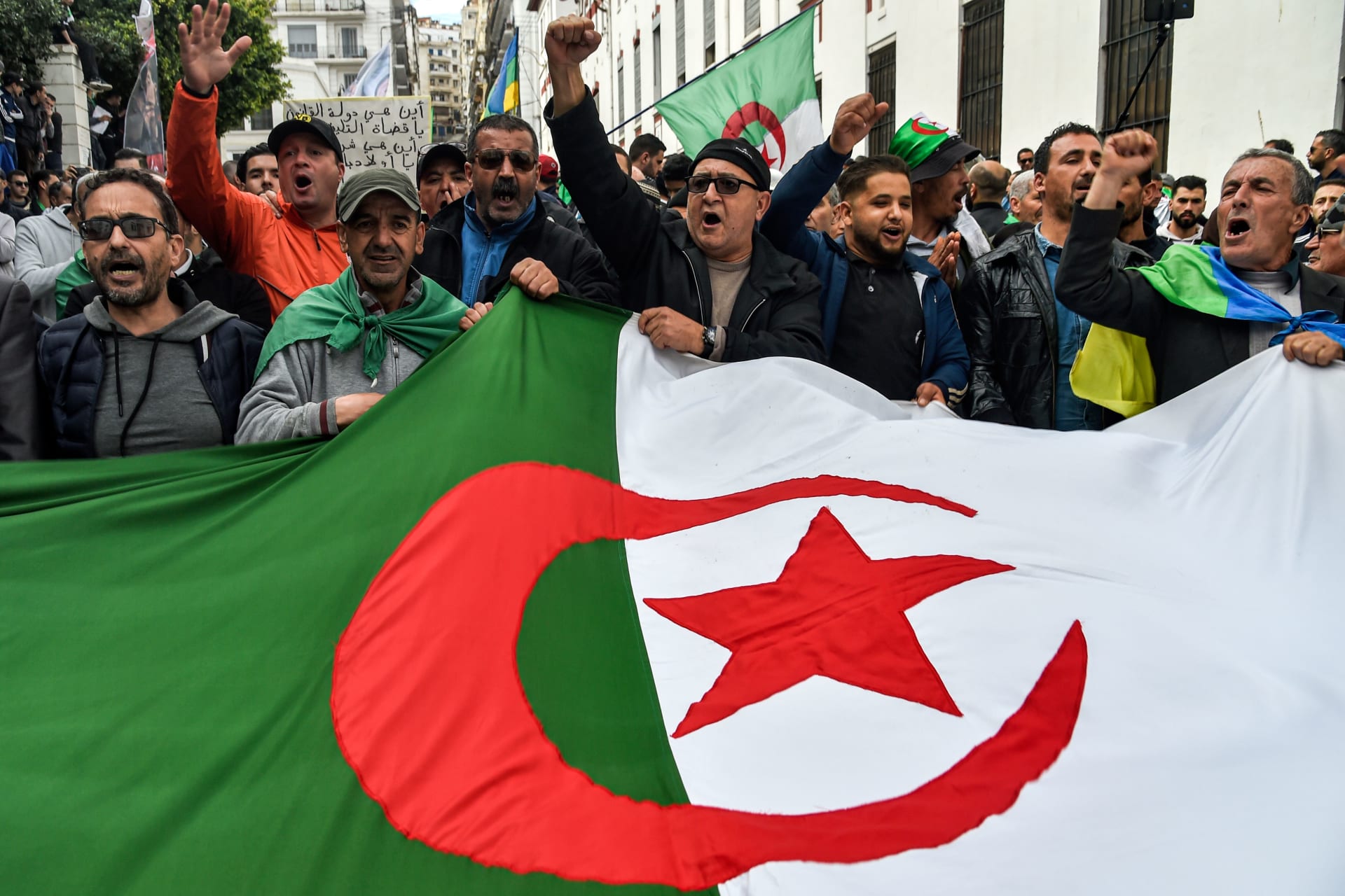 الجزائر: طرح مشروع تعديل الدستور للاستفاء في 1 نوفمبر المقبل