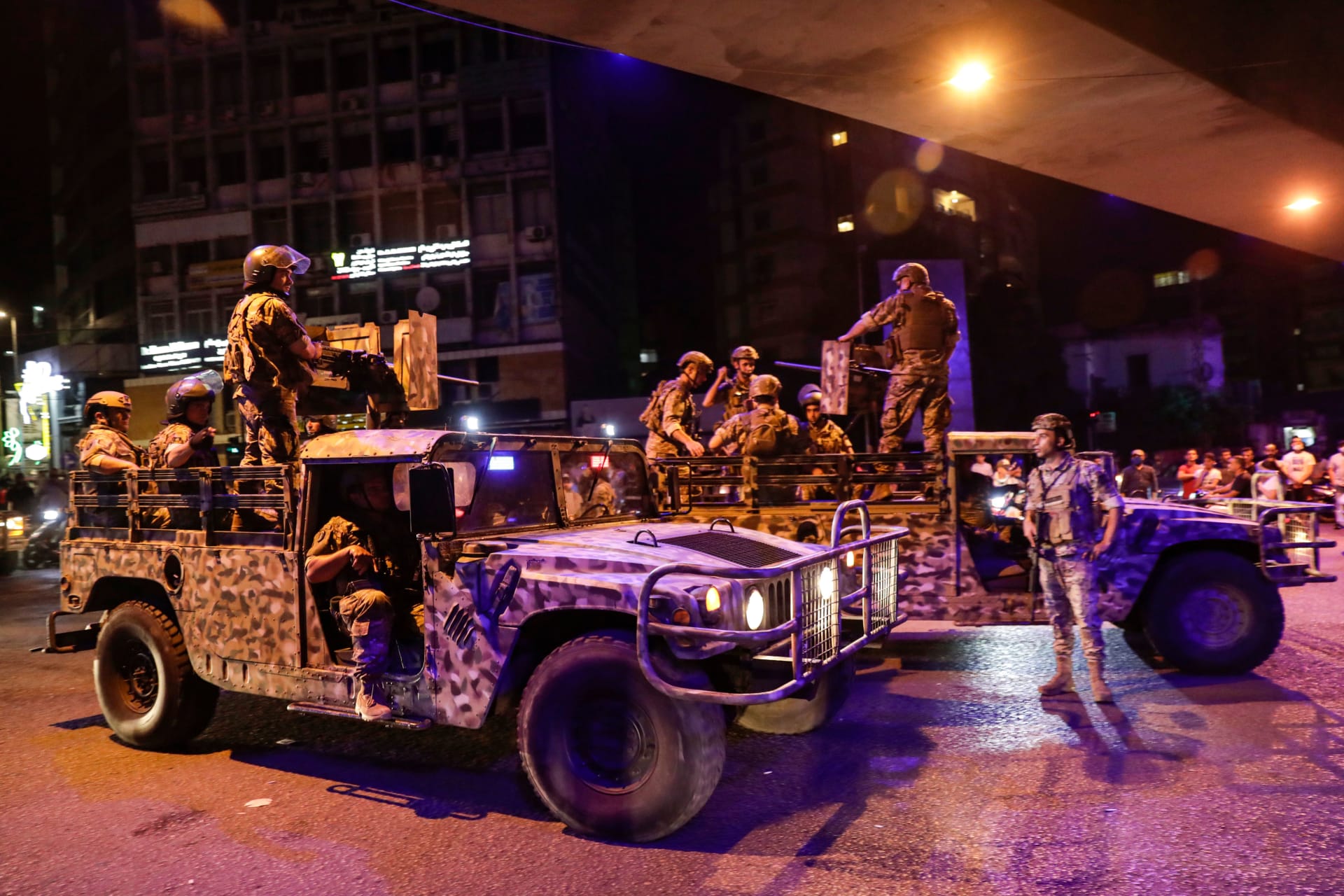 دورية تابعة للجيش اللبناني في العاصمة بيروت لمواجهة احتجاجات واسعة بعد تردي الاوضاع الاقتصادية