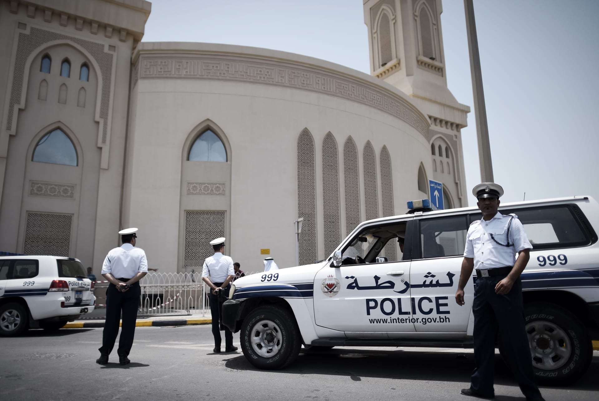 صورة أرشيفية لعناصر بالأمن البحريني أمام أحد المساجد بالبلاد العام 2014