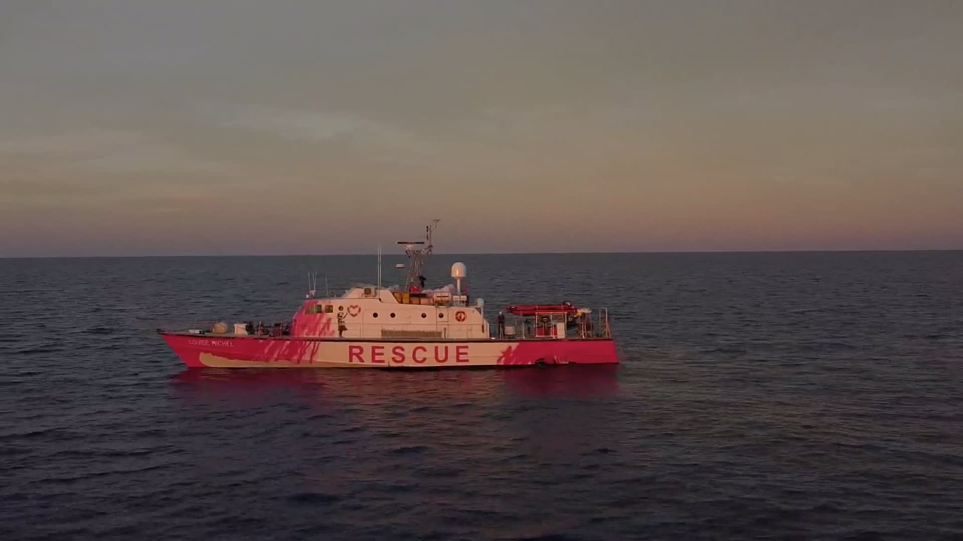 بانكسي يشتري قارب إنقاذ لاجئين ويرشه باللون الوردي