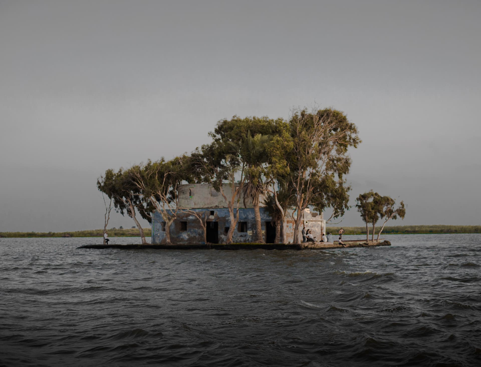 منزل مهجور يتوسط بحيرة البرلس في "الشخلوبة" بمصر.. ما حكايته؟