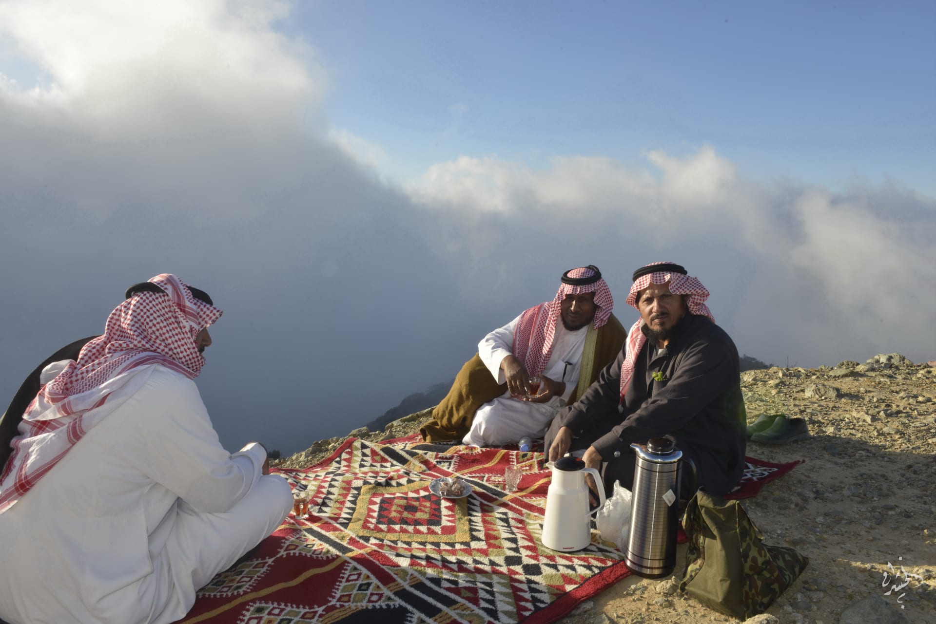 "على شرفات الشواهق".. مصور يوثق مشاهد حالمة للسحب التي تعانق جبال السروات بالسعودية