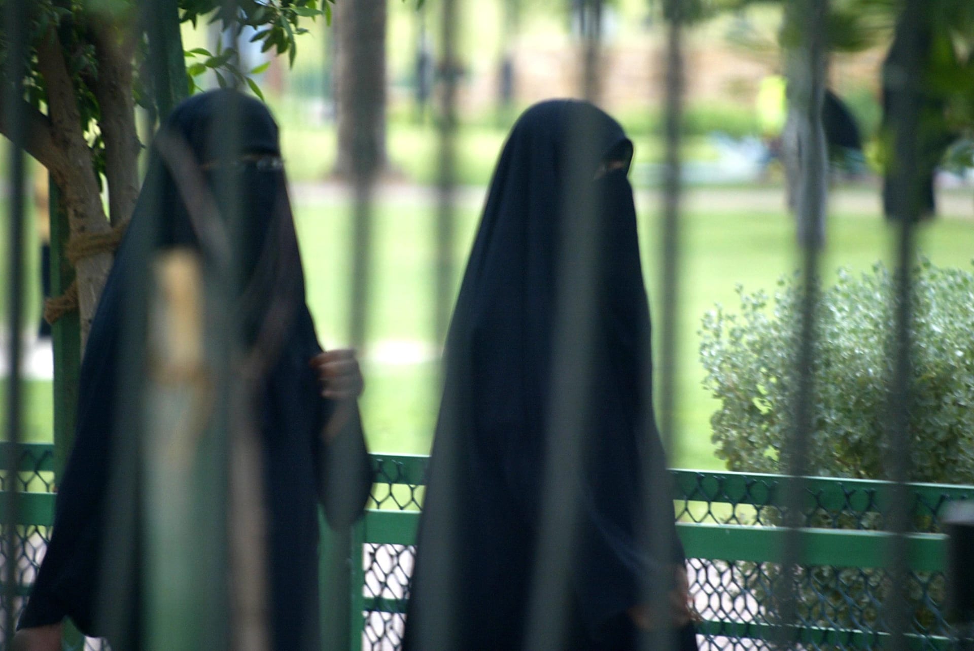 صورة أرشيفية (تعبيرية) لامرأتين في المملكة العربية السعودية 