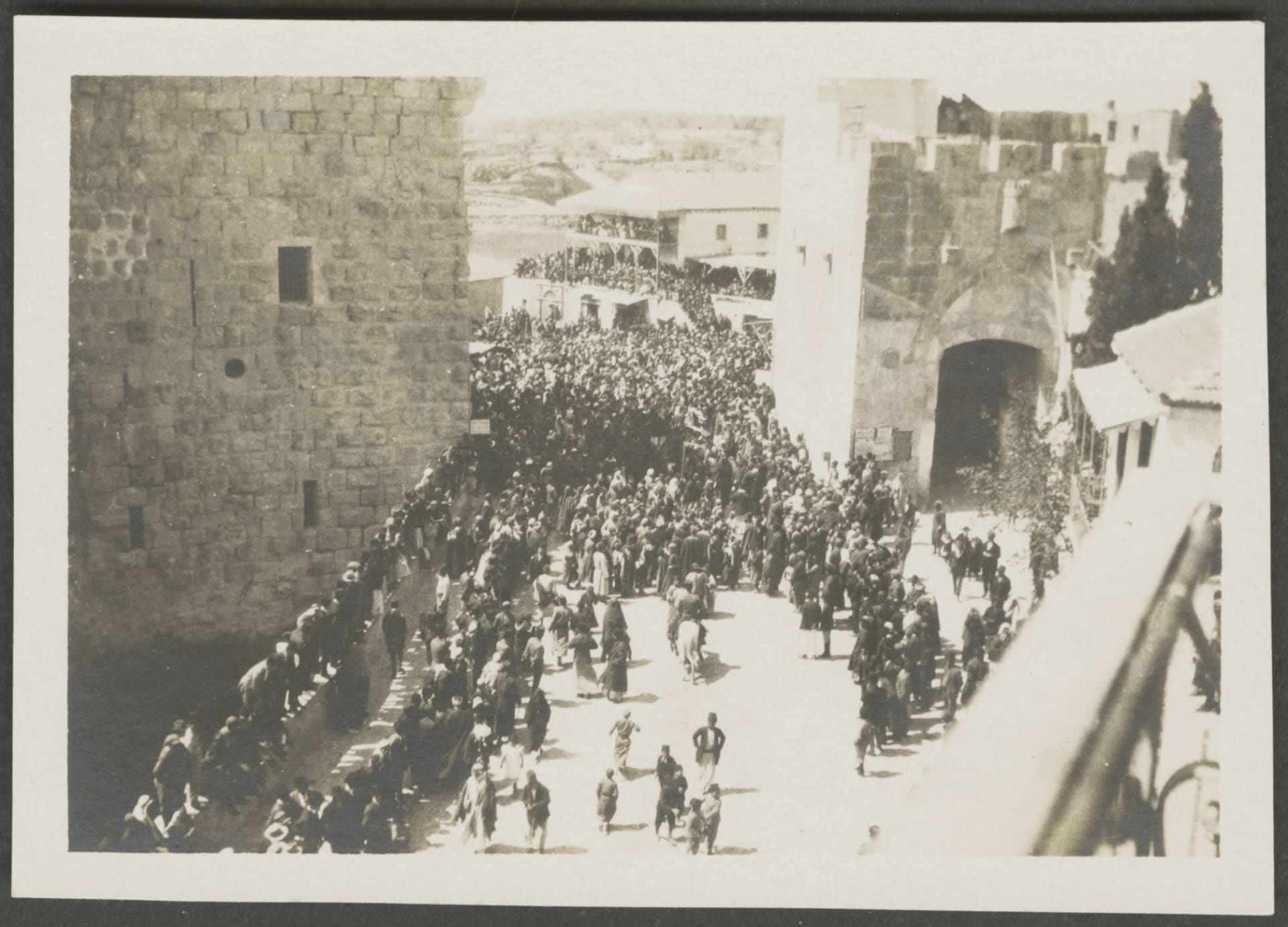 من بدلات أنيقة ولحظات محورية.. صور تعرض جوانب من الحياة بفلسطين قبل 100 عام