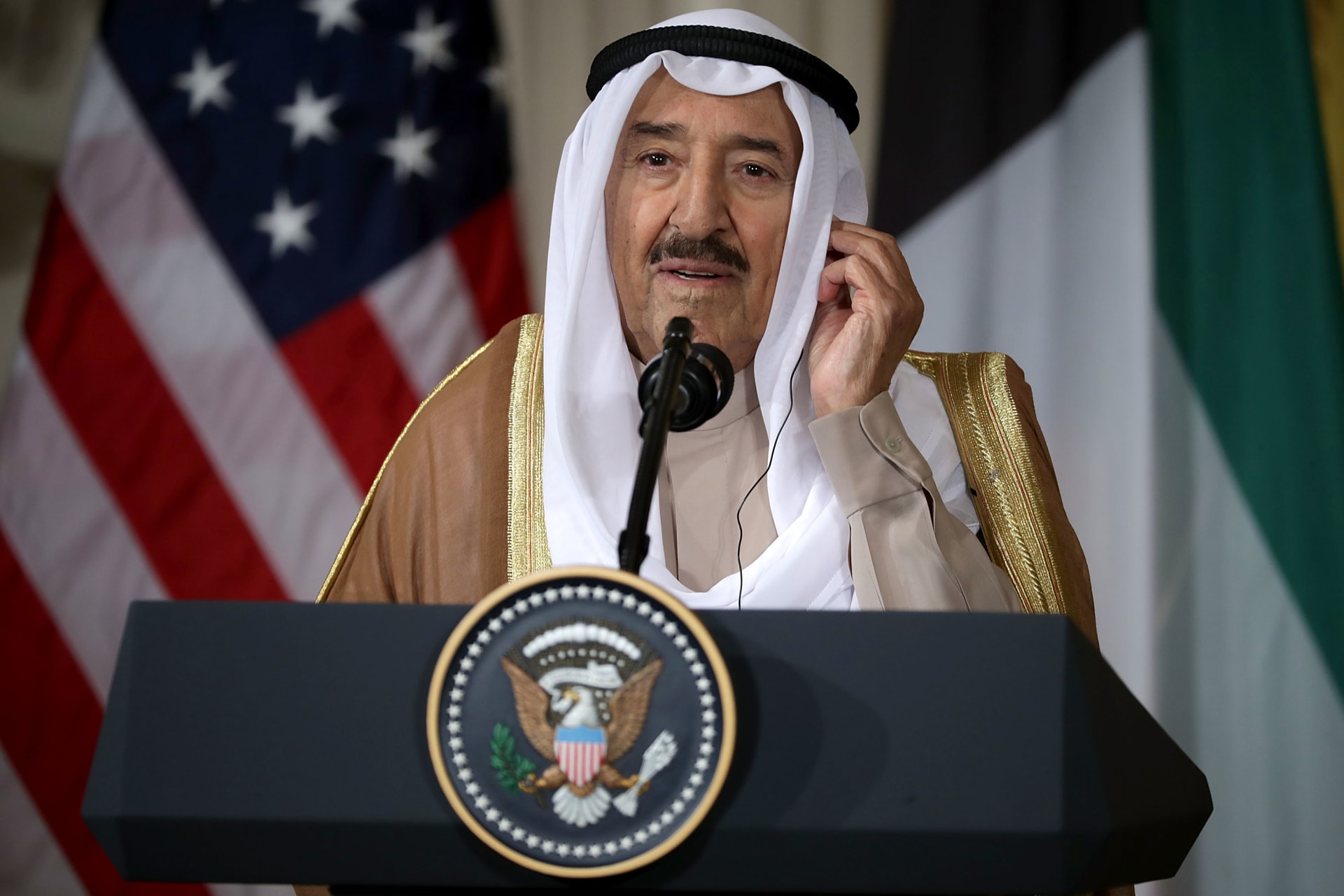 "نادرًا ما يتم منحه".. البيت الأبيض: ترامب يقلد أمير الكويت بوسام الاستحقاق الأمريكي