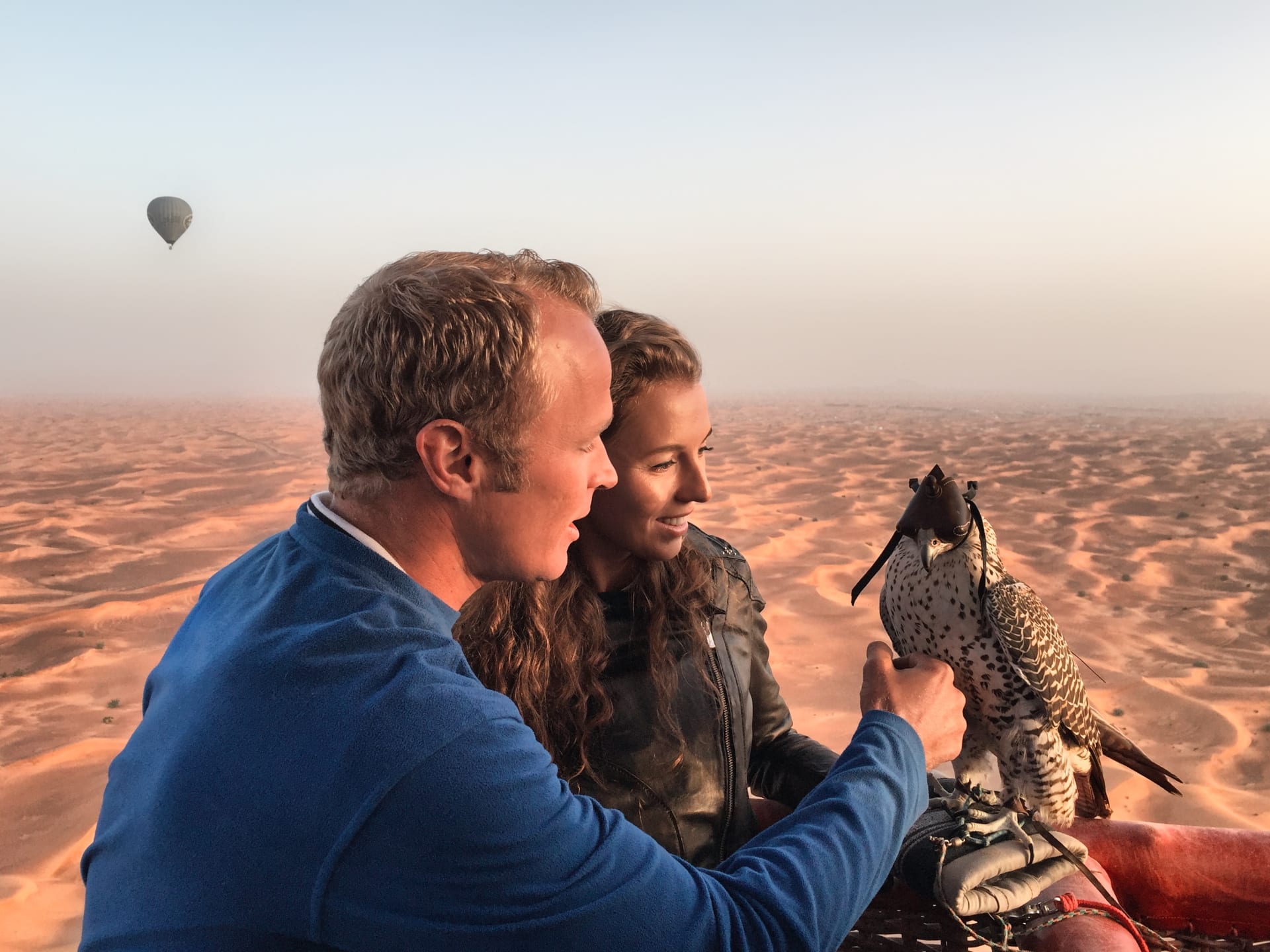 تجربة تخطف الأنفاس..حلّق عالياً مع الصقور على متن هذا المنطاد فوق صحراء دبي
