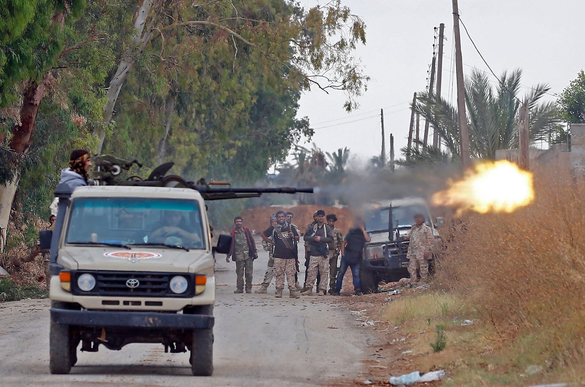 ليبيا: اشتباكات بالأسلحة الثقيلة قرب طرابلس.. وقرار بحل مجموعتين مسلجتين