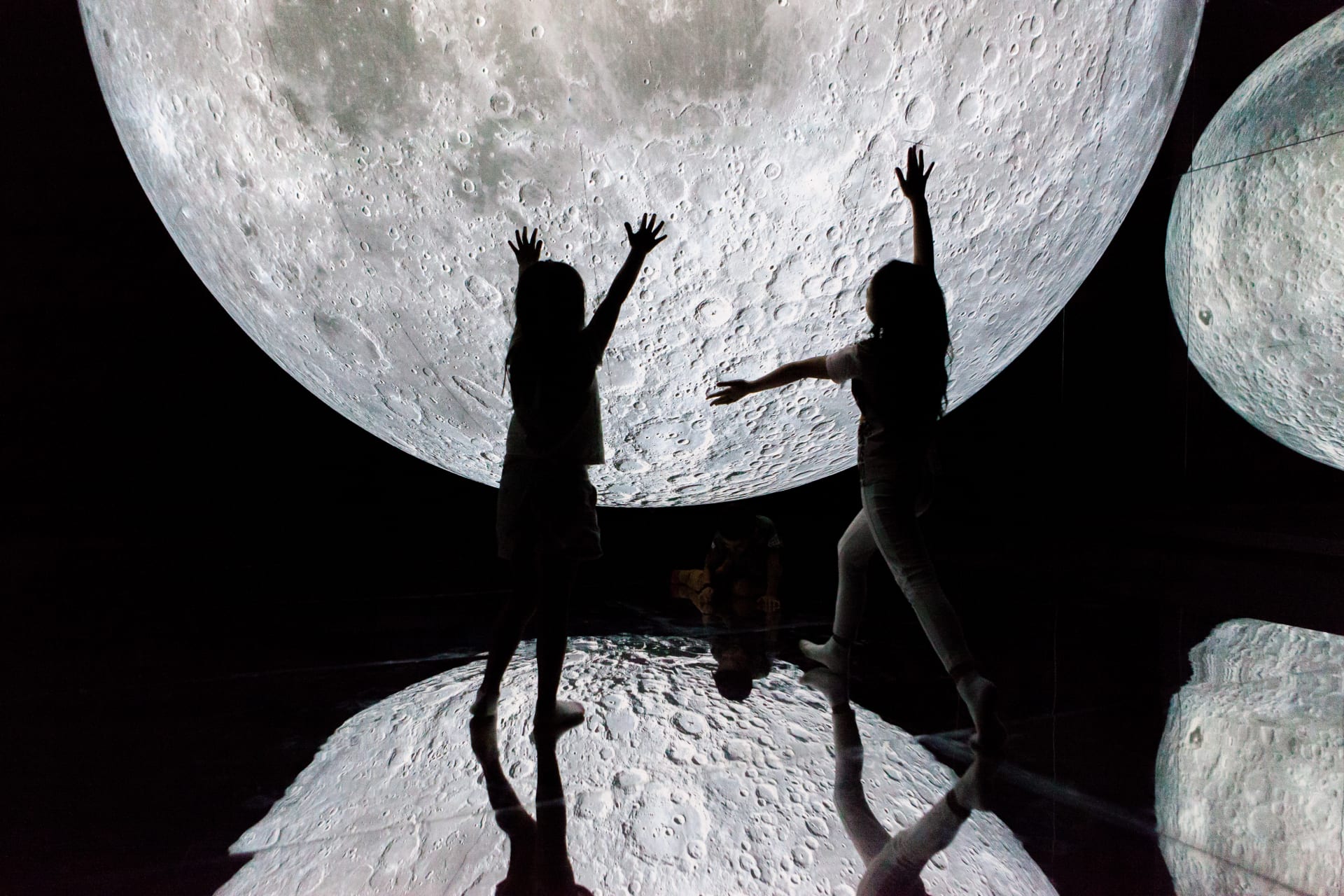 تجربة تبهر الحواس  صنعت بمساعدة "ناسا".. سيُشعرك هذا القمر الضخم في دبي أنك في رحلة إلى الفضاء 