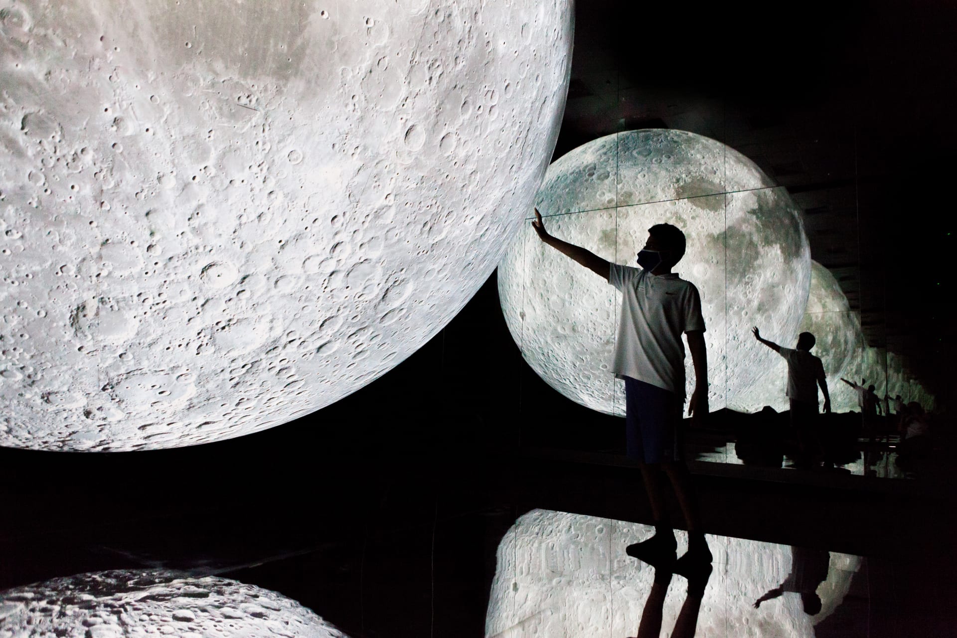 تجربة تبهر الحواس  صنعت بمساعدة "ناسا".. سيُشعرك هذا القمر الضخم في دبي أنك في رحلة إلى الفضاء 