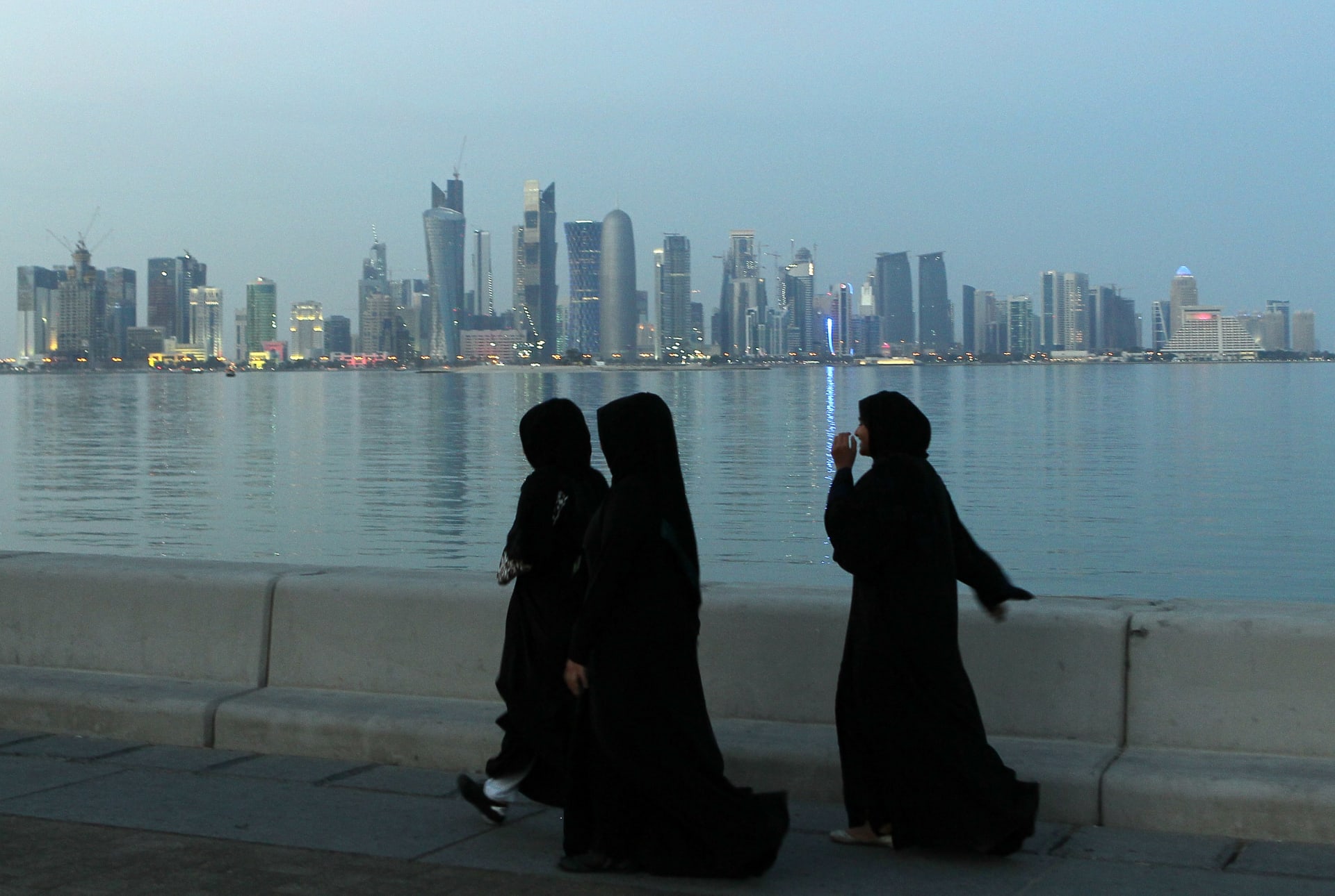 صورة أرشيفية (تعبيرية) لنساء في العاصمة القطرية الدوحة