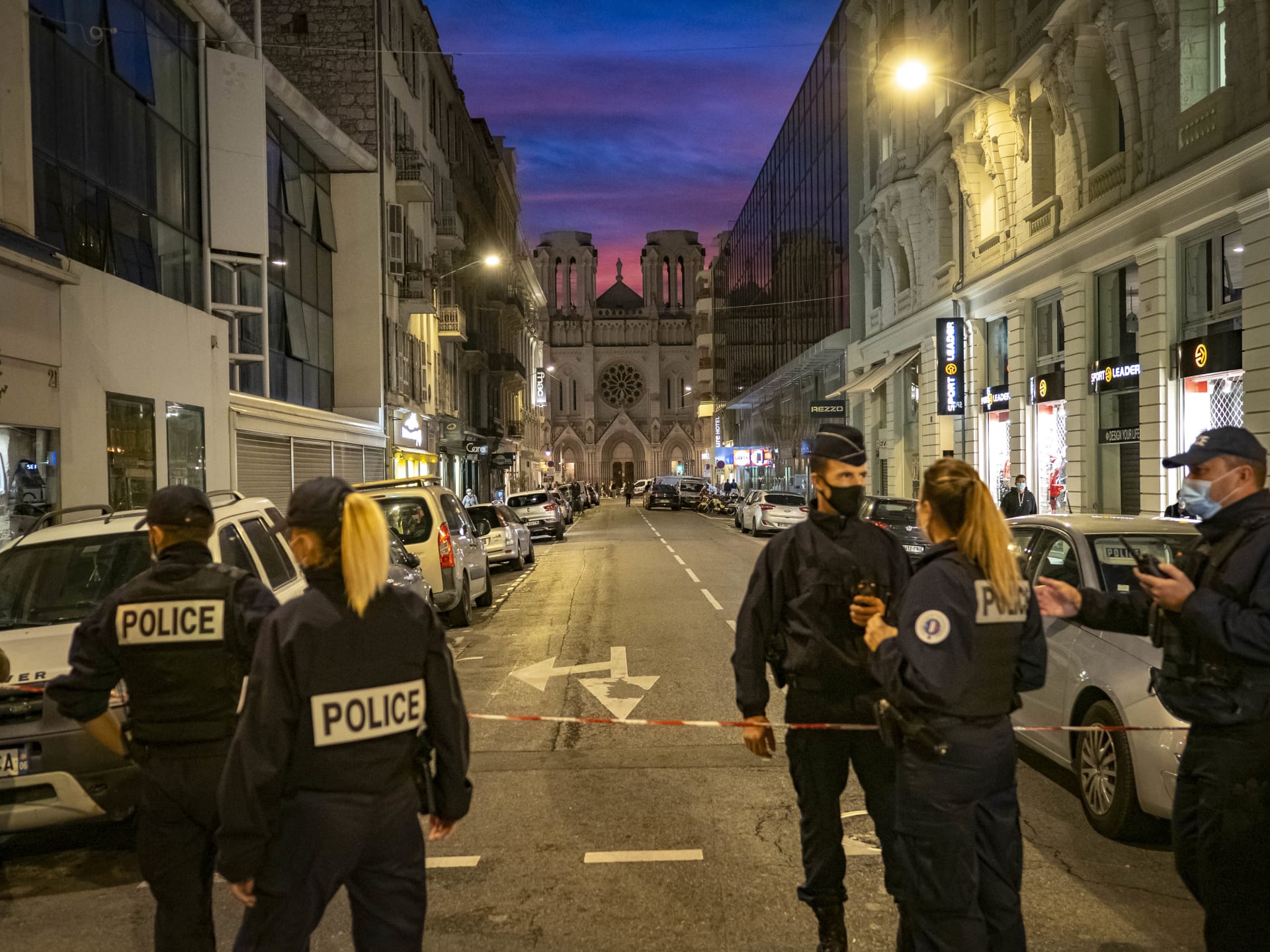 عناصر بالشرطة الفرنسية في موقع تنفيذ الهجوم
