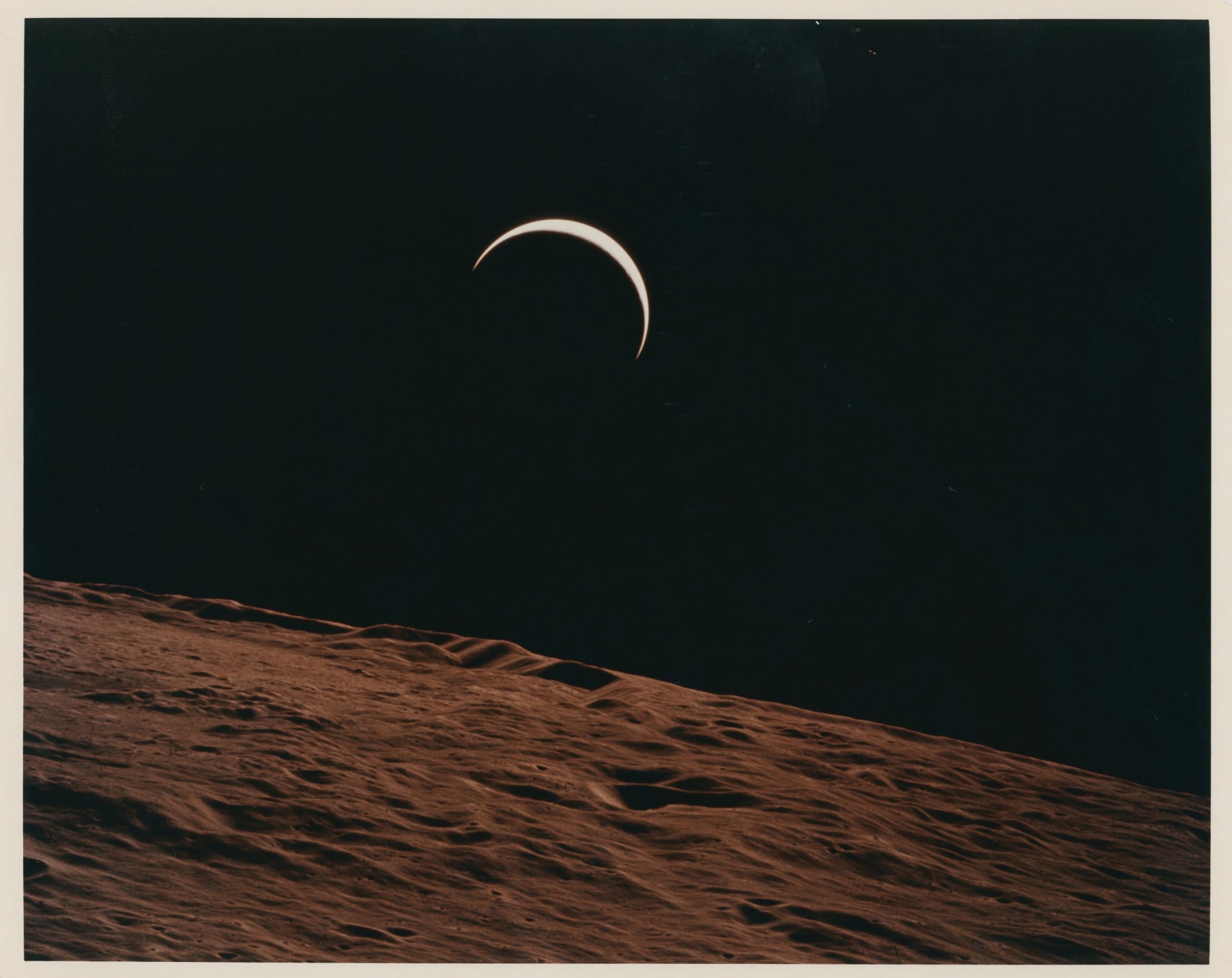 منها أول صورة "سيلفي" في الفضاء.. طرح صور نادرة  من مهمات فضاء تاريخية للبيع في المزاد