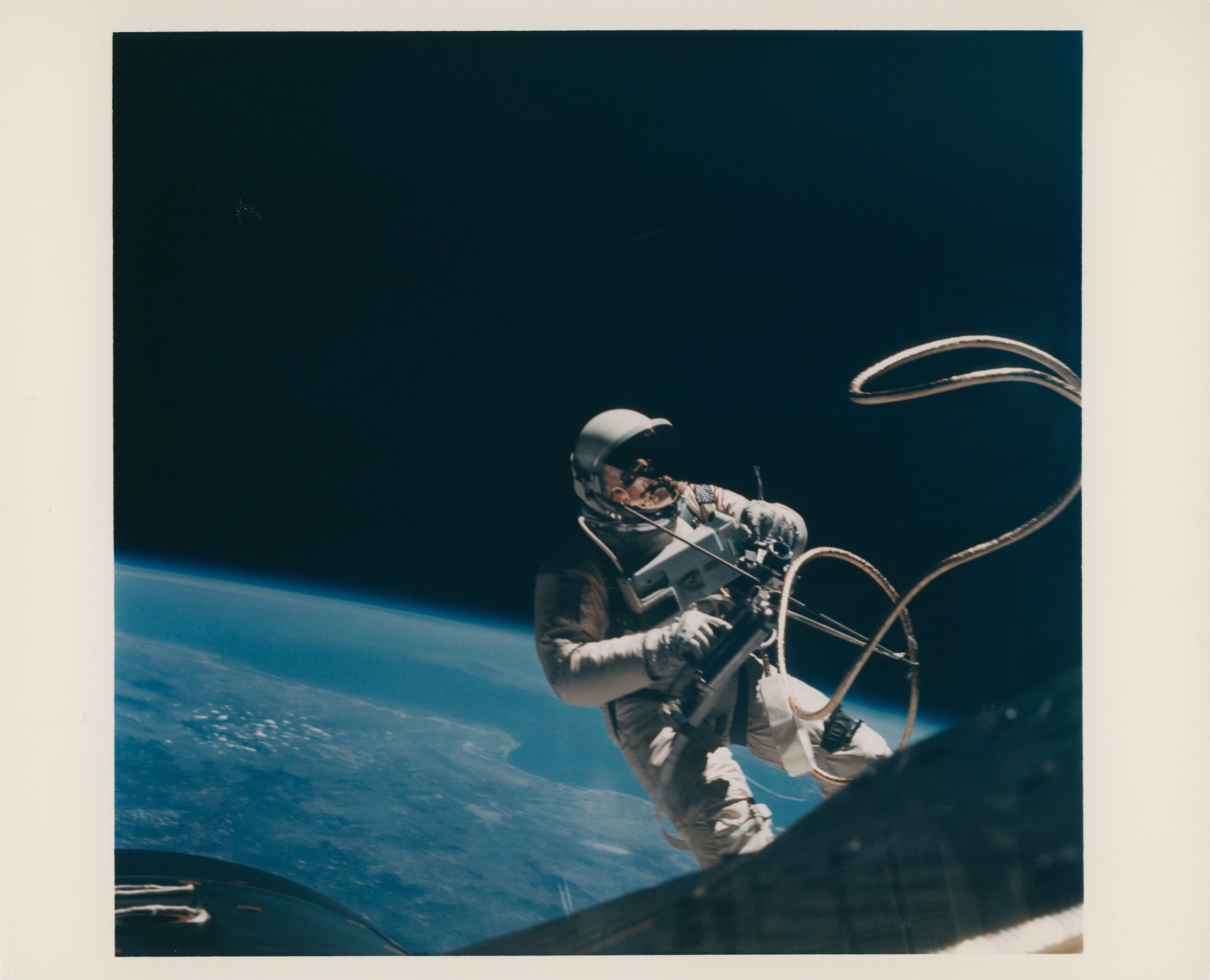 منها أول صورة "سيلفي" في الفضاء.. طرح صور نادرة من مهمات فضاء تاريخية للبيع في المزاد