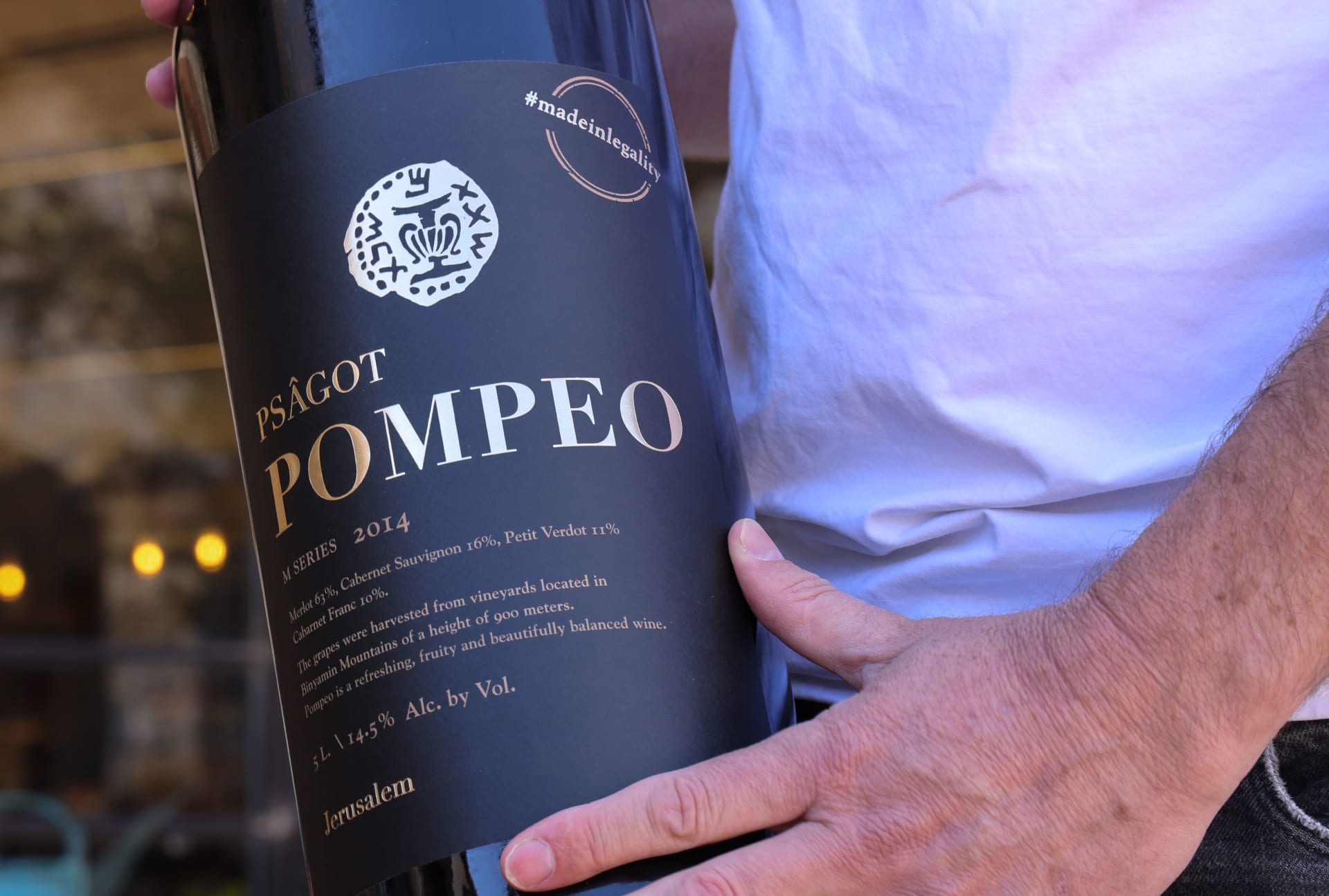 "نبيذ بومبيو".. إنتاج مستوطنة بالضفة الغربية يظهر خلال زيارة وزير خارجية أمريكا