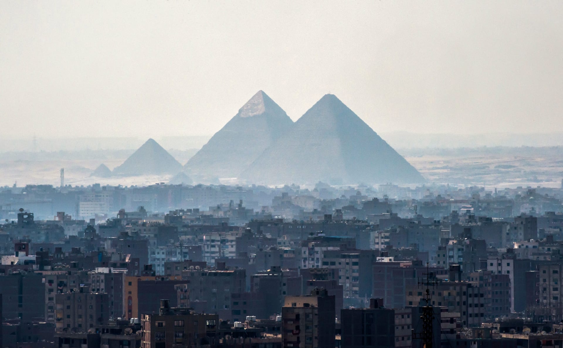 "مدي على نهاية العالم".. غيوم سوداء تغطي الطريق الصحراوي في مصر وتفاعل مغردين