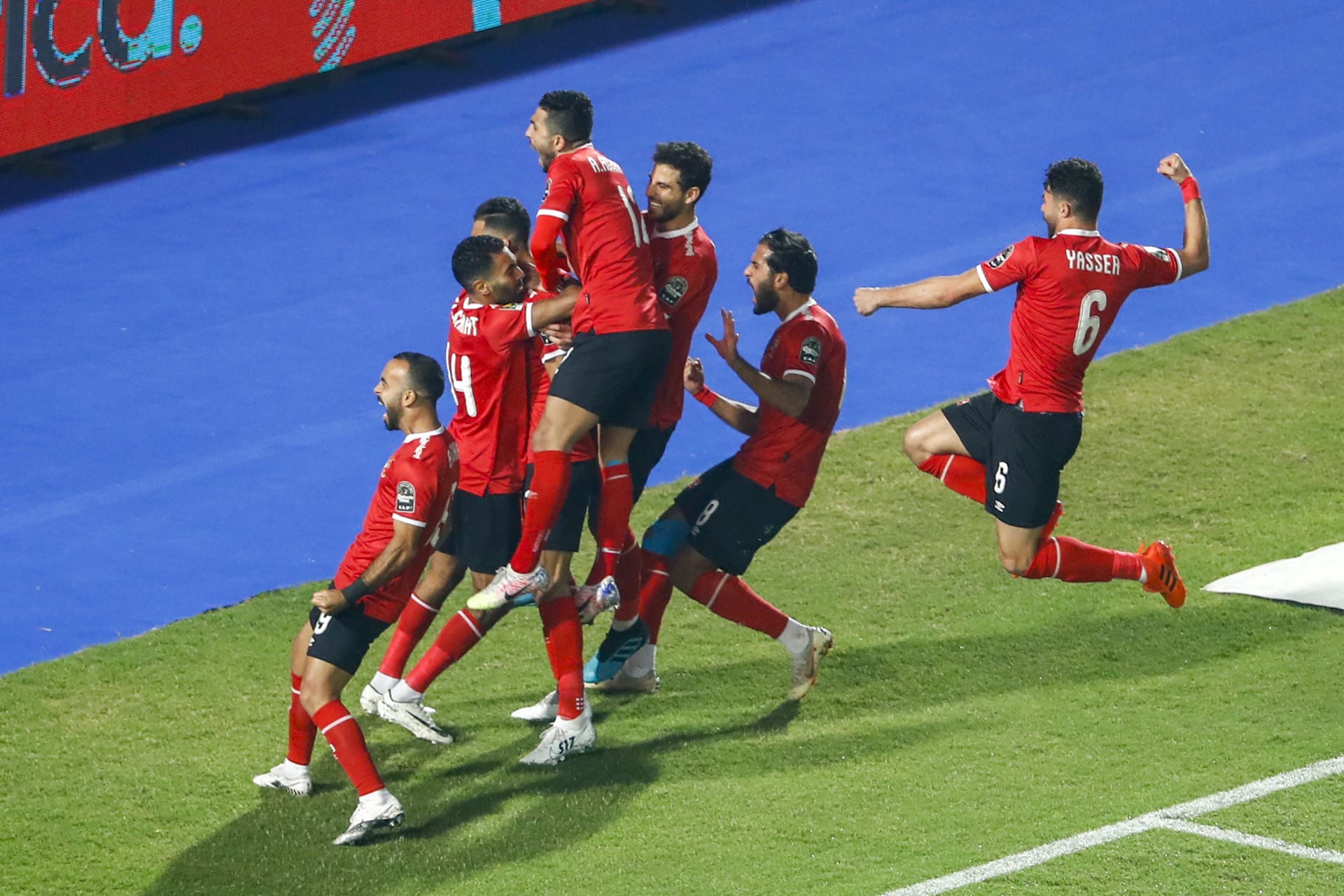 الأهلي المصري يُتوج بلقبه التاسع لدوري أبطال إفريقيا بعد مباراة مثيرة مع الزمالك