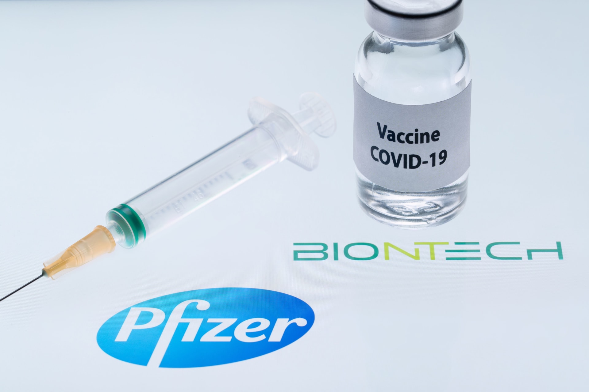 شركتا "فايزر" و"بيو إن تك" تُعلنان عن حصولهما على أول موافقة تنظيمية للقاح فيروس كورونا في المملكة المتحدة