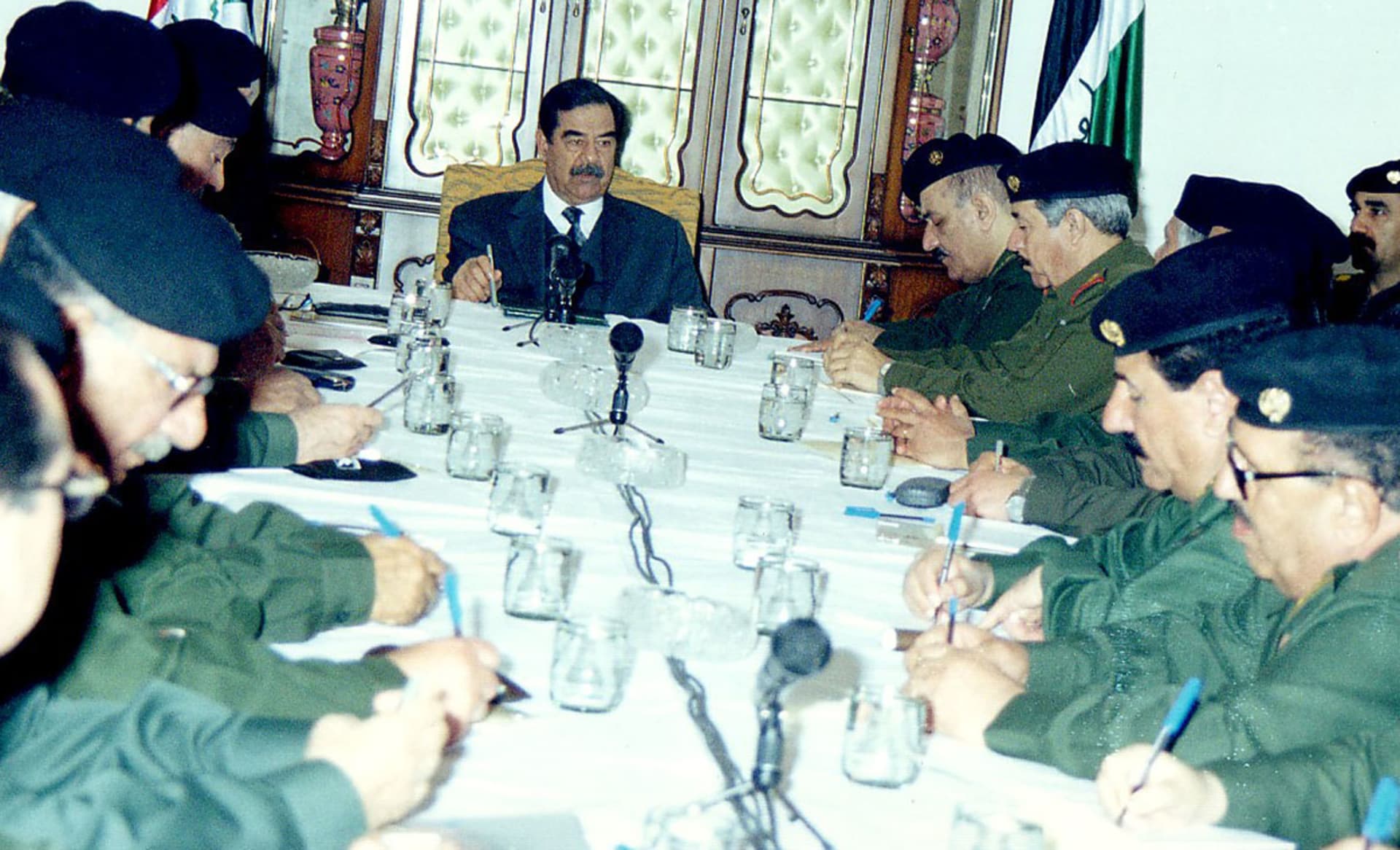 صورة أرشيفية لصدام حسين باجتماع مع عدد من قادته العسكريين العام 2003
