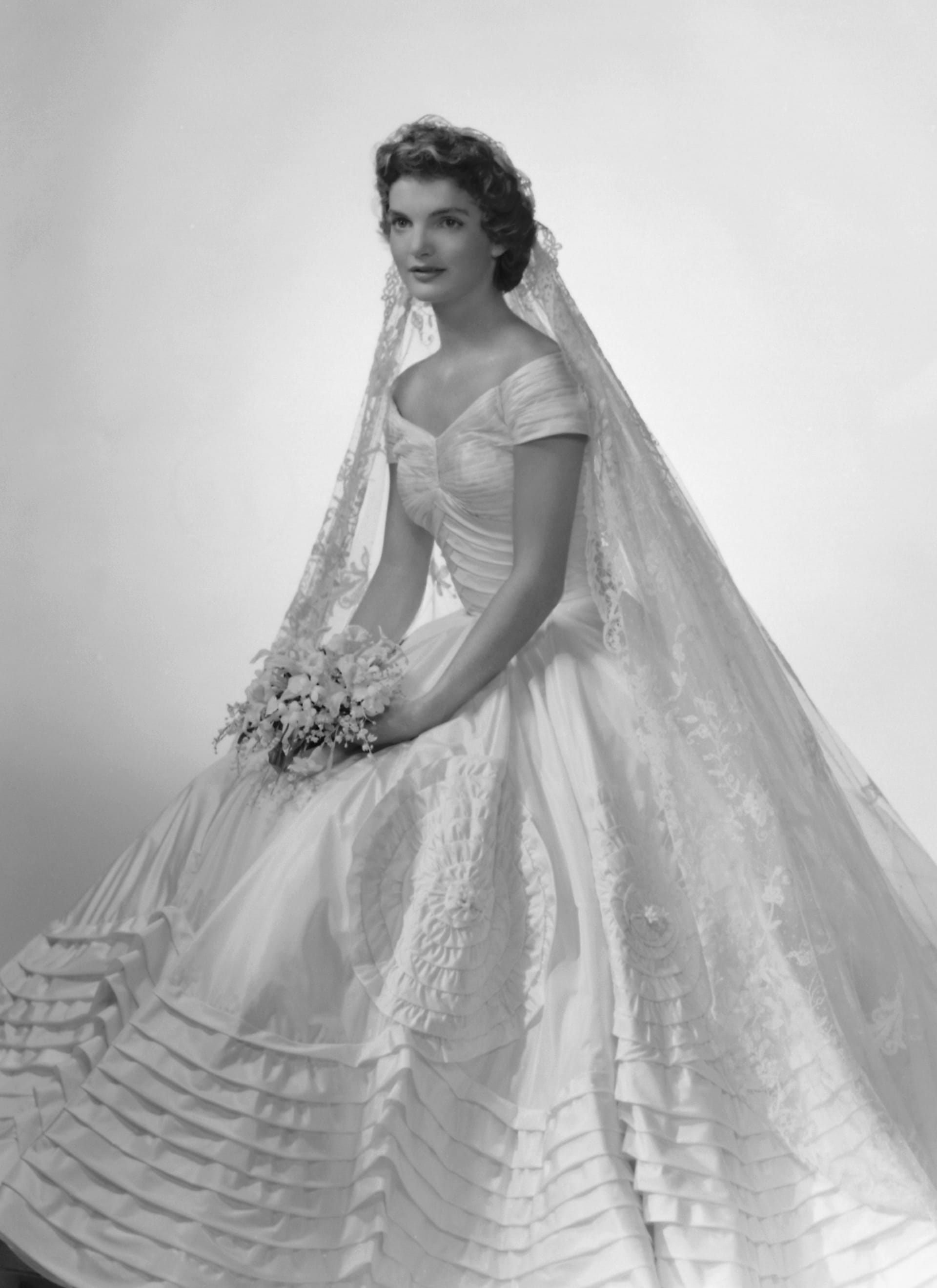 ما لا تعرفه عن مصممة فستان زفاف جاكلين كينيدي