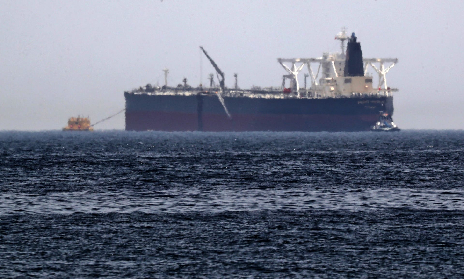 الثالث في غضون شهر.. التحالف باليمن: انفجار لغم في سفينة تجارية بالبحر الأحمر