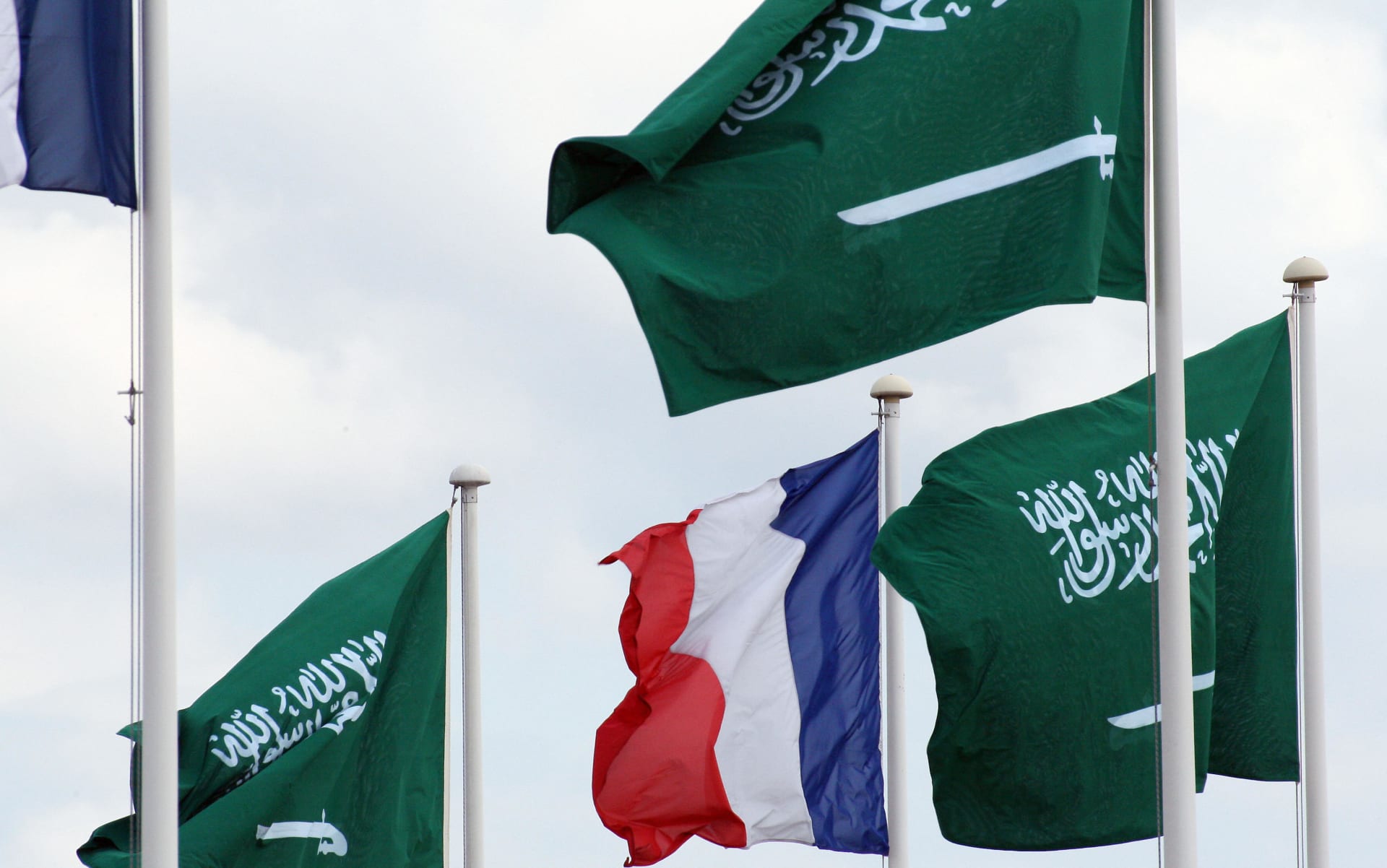 صورة أرشيفية لأعلام سعودية وفرنسية 