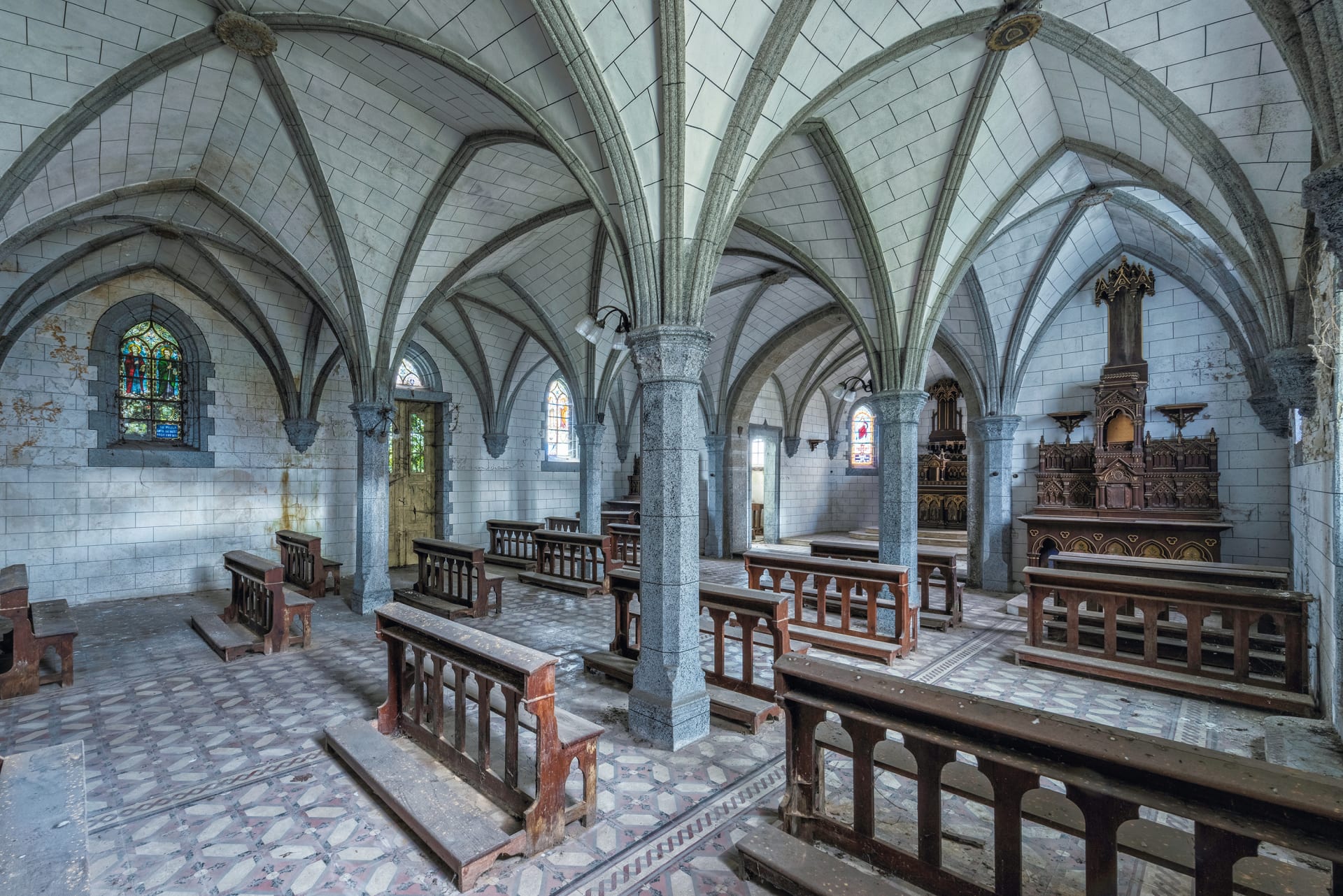 نظرة داخل كنائس أوروبا المذهلة المهجورة
