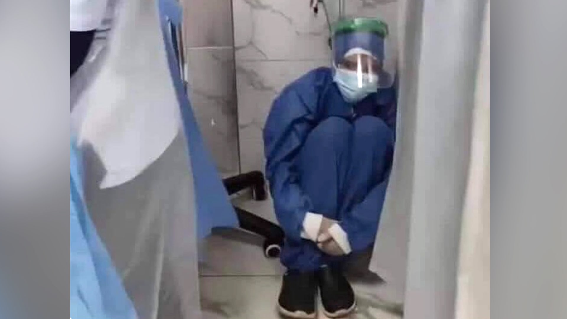 صورة ممرضة العناية المركزة لمرضى كورونا تثير تفاعلا.. ومغردون: تعكس معاناة الأطقم الطبية في مصر