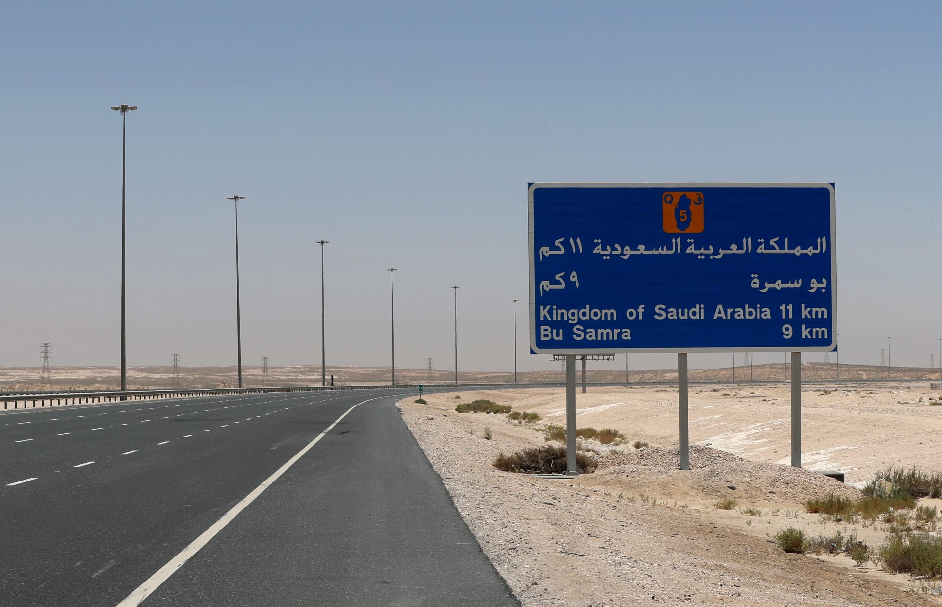 صورة أرشيفية للافتة طريق قرب الحدود السعودية القطرية